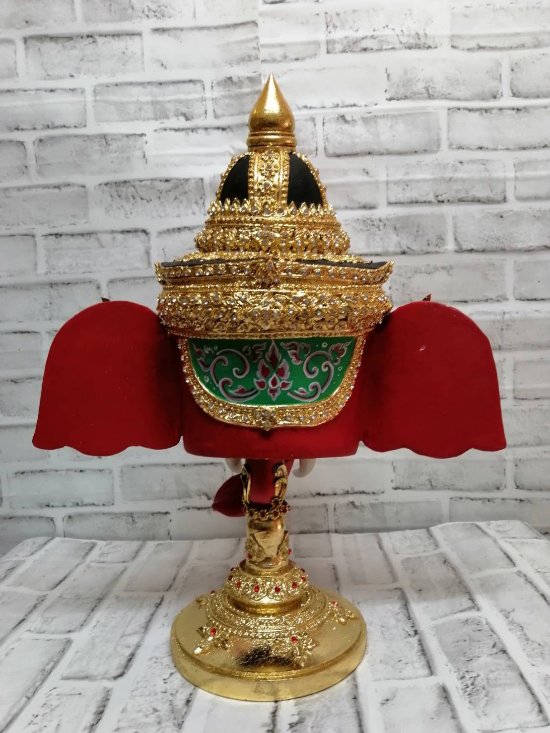 พระพิฆเนศ ขนาดกลาง เกรดพรีเมี่ยม (ขนาดผลส้มโอ) พร้อมฐานไม้กลึงตีลายปิดทองประดับเพชร