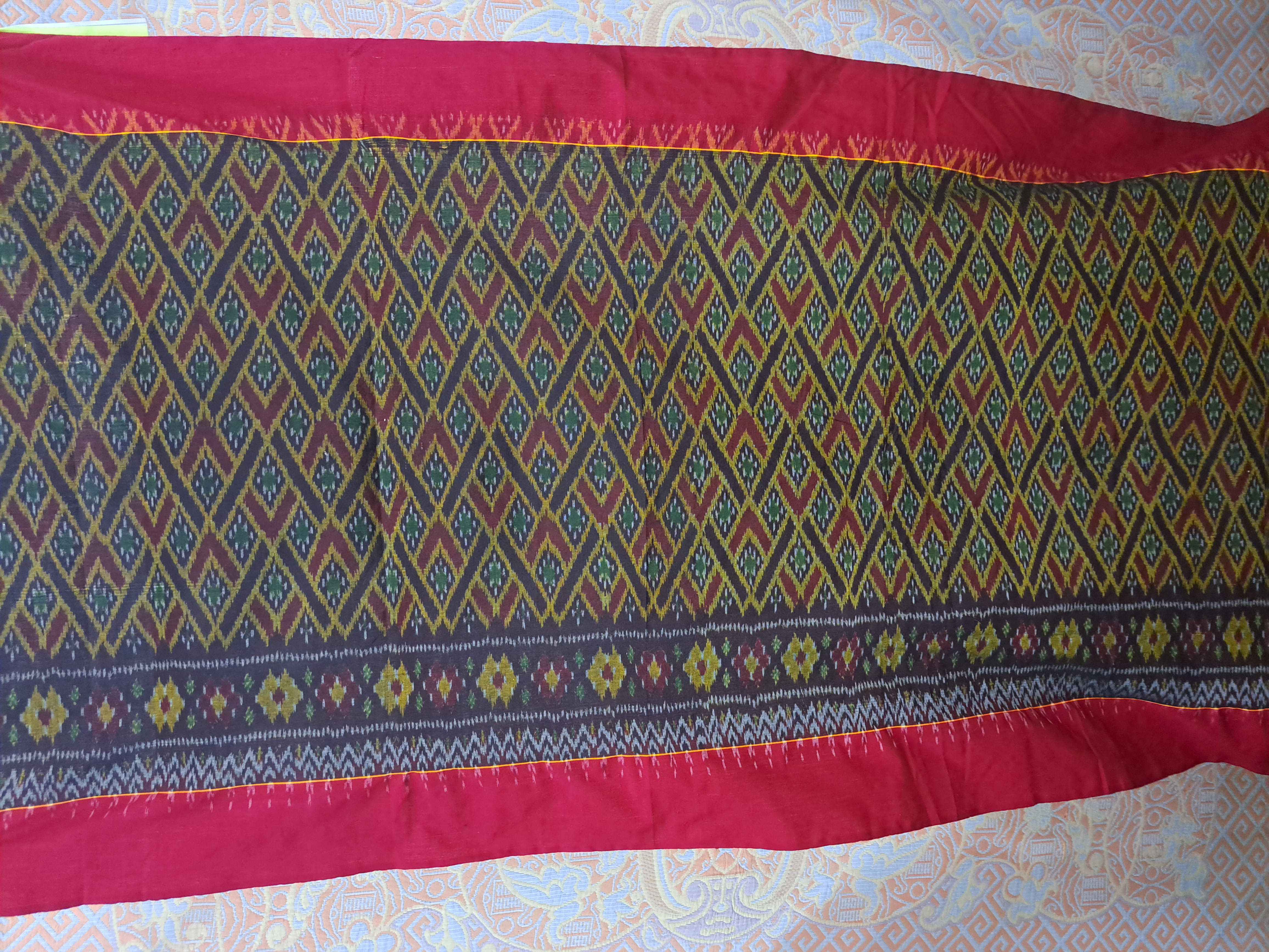 ผ้ามัดหมี่ตีนแดง ผ้าซิ่นตีนแดง ผ้าฝ้ายตีนแดง ผ้าทอพื้นเมือง บุรีรัมย์ ลายอัปสรามงกุฎกุญชร 2 เมตร