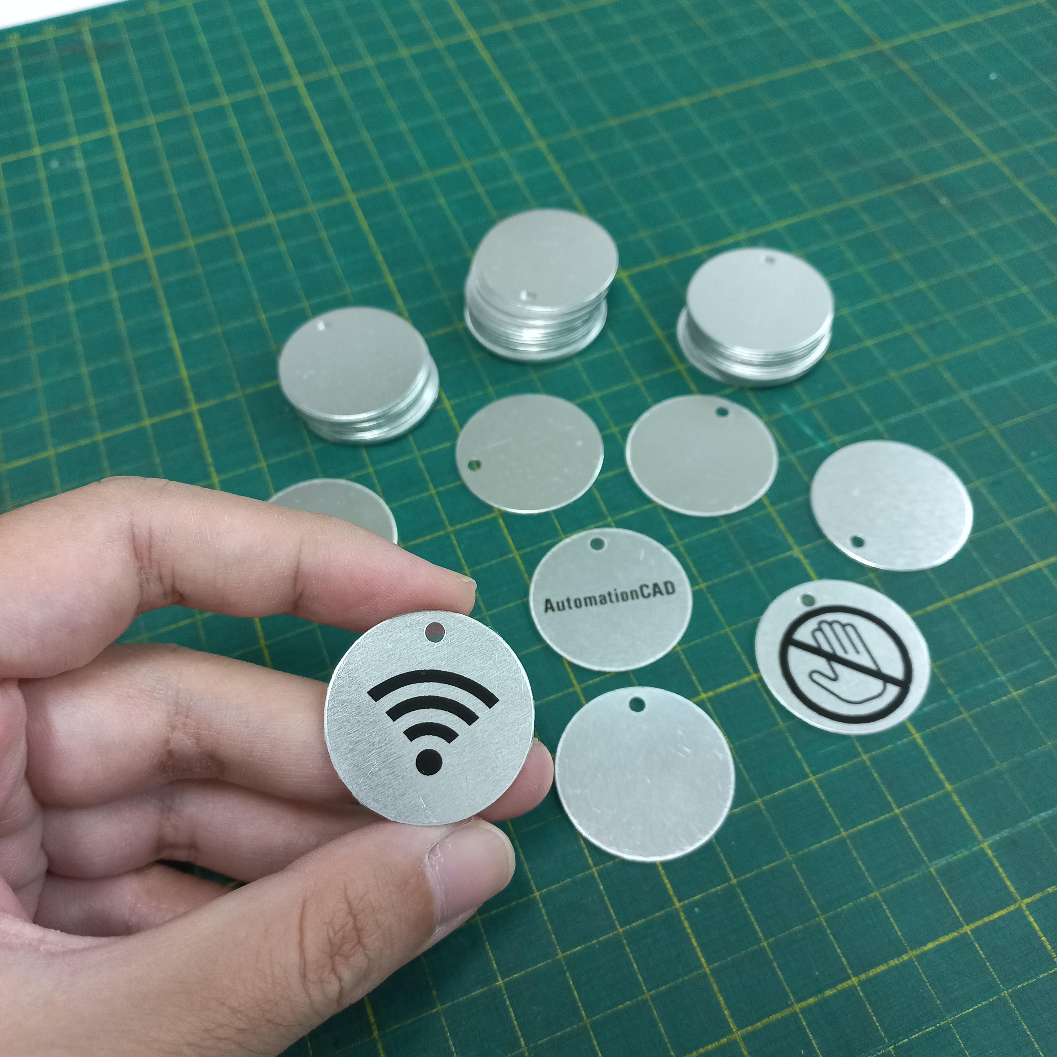 แท็กอะลูมิเนียม แบบกลม เส้นผ่าศูนย์กลาง 3 เซนติเมตร หนา 1 mm ป้ายแท็ก Name Tag ป้ายชื่อ