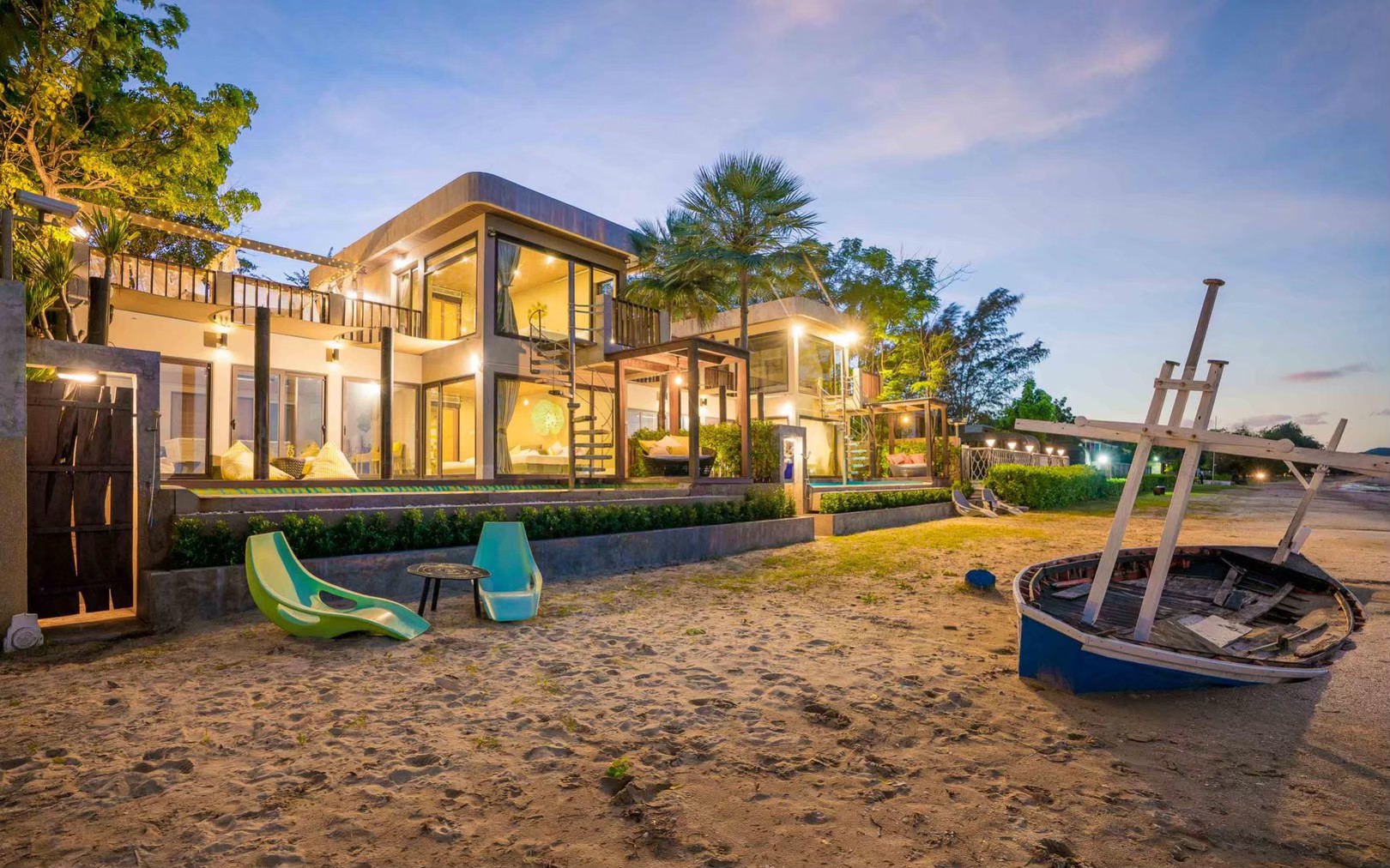 HR15064 บ้านพักติดทะเล The Ocean Beach Villa, Sam Roi Yod.
