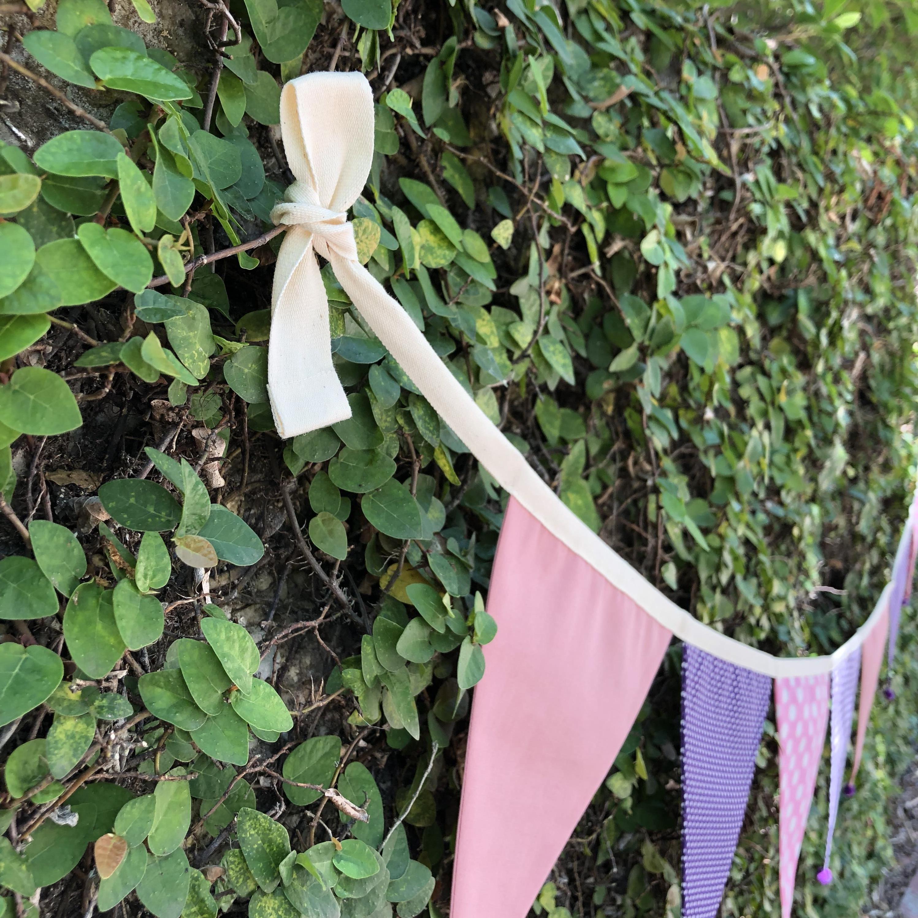 ธงผ้าโทนสีชมพู ม่วง/ แต่งปลายด้วยปอมปอม