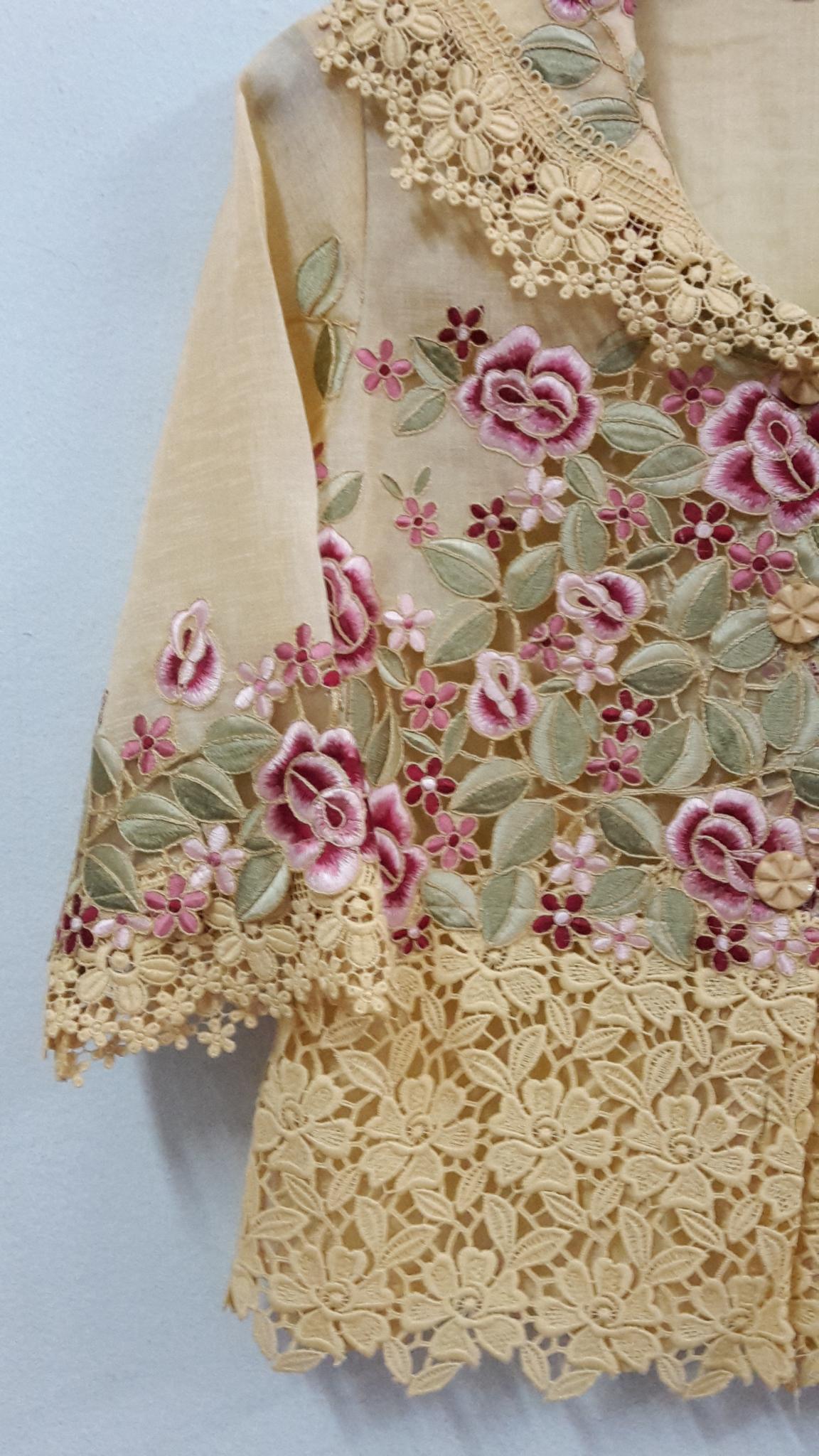 เสื้อลินินสีเหลืองทองแต่งลูกไม้ฉลุ เสื้อผ้าไทยทูโทนสีเหลืองทองน่ารัก จับแมทเสื้อผ้าได้ง่ายทั้งกางเกง กางเกง หรือผ้าถุงไทย