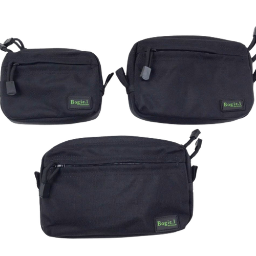 New.Bogie1 กระเป๋าเอนกประสงค์ กระเป๋าร้อยเข็มขัด การใช้งาน : ใช้ร้อยเข็มขัด | ใช้ติดเสื้อเกราะ วัสดุ : ผ้าคอร์ดูร่า 1000D สี : ดำ ขนาด : S , M , L Size S: ขนาด 15*12*5 cm Size M: ขนาด 19*14*5 cm. Size L: ขนาด 22*14*5 cm