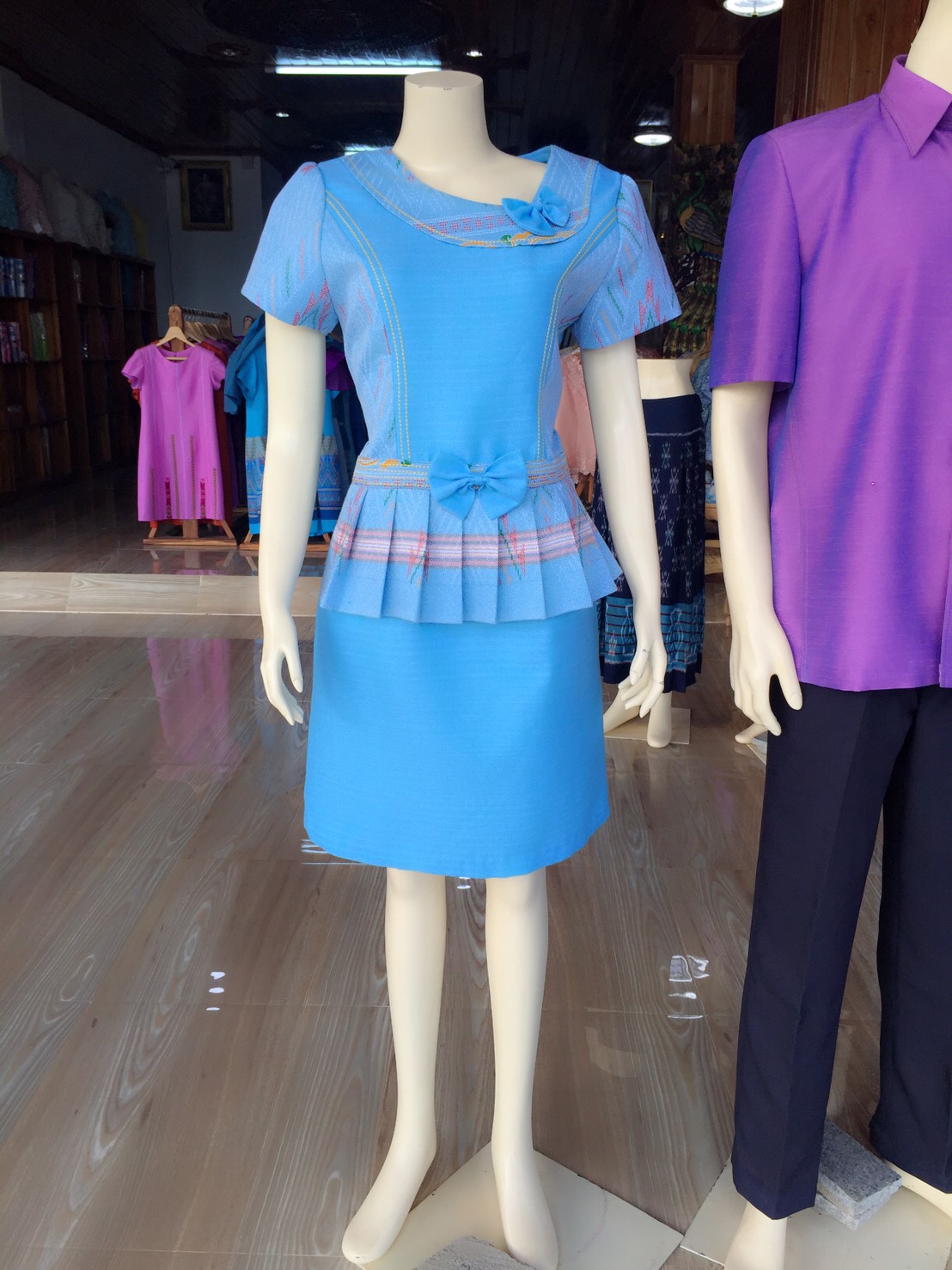 ชุดผ้าไทยเอวระบายสีฟ้า ชุดแซกผ้าไทยกระโปรงผ้าฝ้าย ชุดผ้าไทยผ้าพื้นเมือง ชุดผ้าไทยฝ้ายแต่งผ้าไหมแพรทิพย์สีฟ้าแต่งผ้ามัดหมี่ชุดทำงานผ้าไทยไหมแพรทิพย์แต่งด้นเส้นไหมที่เอวและโบว์ที่เอว