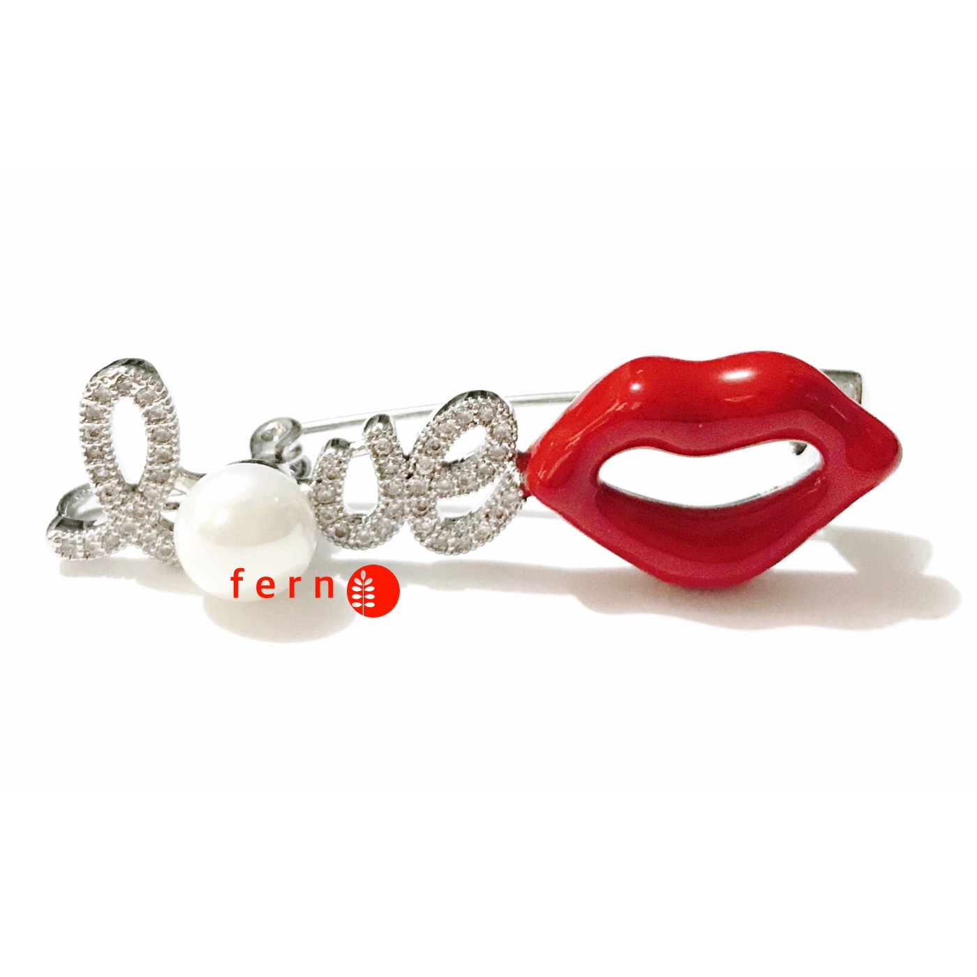 เข็มกลัด love & lip เพชรสีเงินฝังเพชรละเอียด แต่งมุกและลิปแดง เพชรขาวใสเล่นไฟระยิบระยับ งานสวยน่ารักแนวๆ ขนาด 4.8 x 1.2 cm งานพรีเมี่ยม สวยปราณีต สีไม่ดำไม่ลอกค่ะ