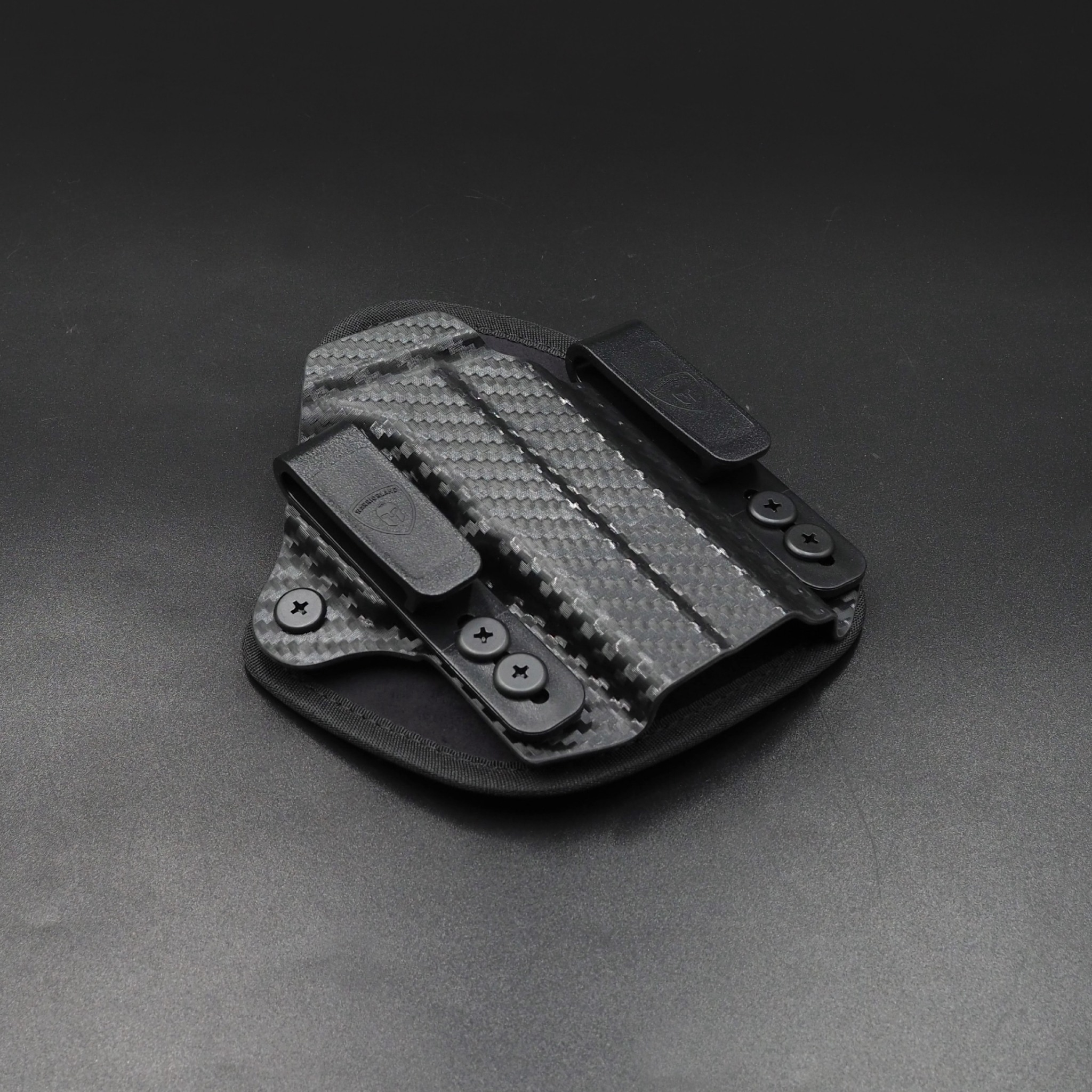 New.ซองพกใน Universal (Carbon Fiber+ Nylon) Warriorland Warriorland IWB Universal Hybrid Carbon Fiber&Nylon Holster ⭕ใช้งานได้กับ Compact & Full size หลากหลายรุ่น ตามตารางในภาพประกอบ ⭕ ปรับใช้ เพียงปรับสกรู 5 จุด ให้กระชับตามต้องการ ⭕ซองผลิตจาก Carbon Fib