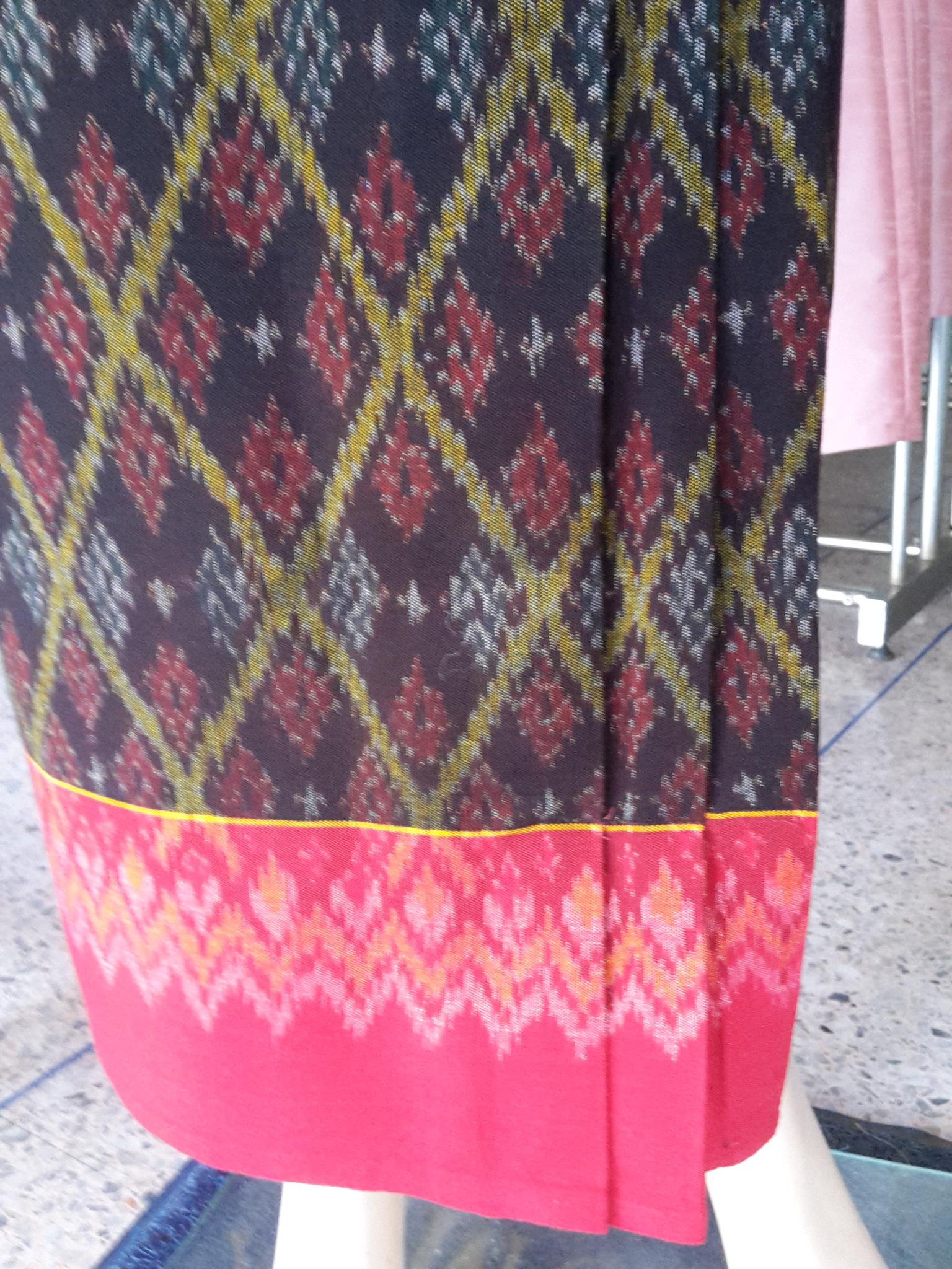 ผ้าถุงตีนแดงตัดสำเร็จ หัวตีนแดงผืนเดียวไม่ตัดต่อตีน ผ้ามัดหมี่ตีนแดง ผ้าซิ่นตีนแดง.ผ้าถุงสำเร็จรูป ผ้าซิ่นย้อมครามหมักโคลน ผ้าซิ่นตีนแดง ผ้าฝ้ายตีนแดง ผ้าทอพื้นเมืองบุรีรัมย์ ลายอัปสราเสานางเรียง