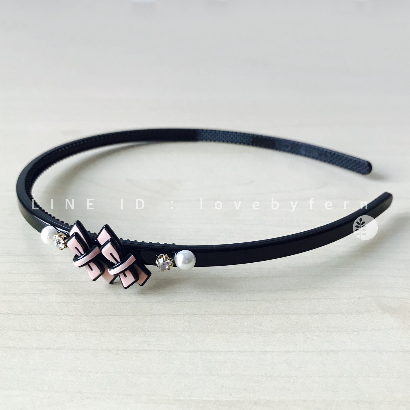 ที่คาดผมสีดำ ประดับโบว์จิ๋ว 2 ตัว-สีชมพู ด้านข้างแต่งเพชรและมุก งานสวย โบว์เล็กๆ น่ารักมากๆ สายหวานเลยค่ะ ขนาดมาตรฐานไม่บีบศีรษะ ไม่กินผม #MadeinKorea