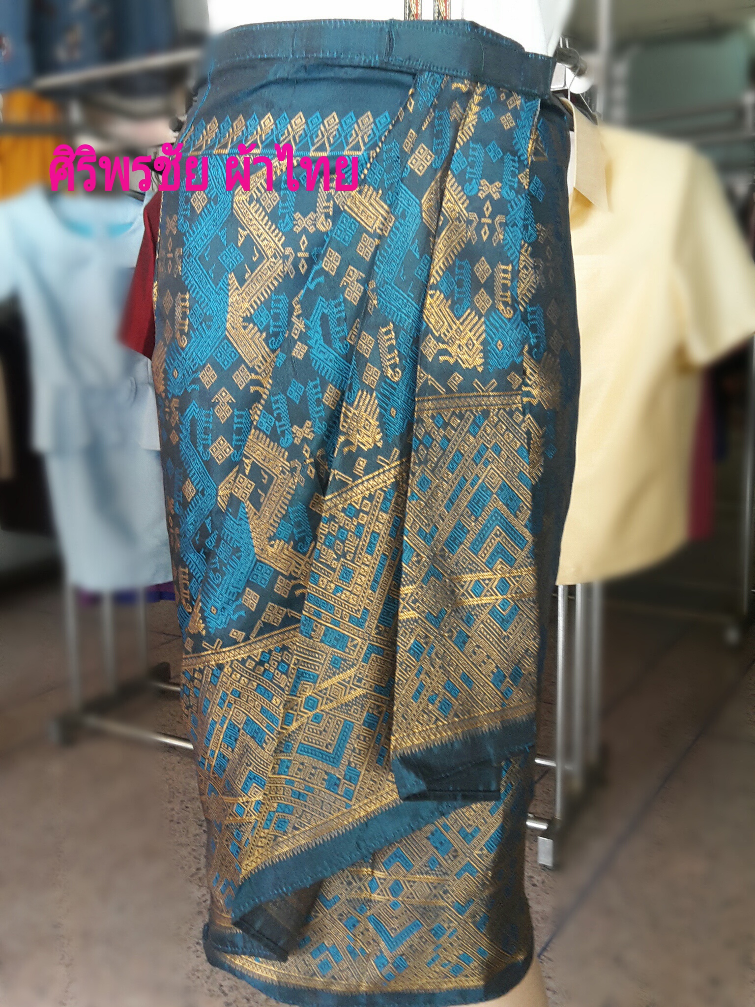 ผ้าถุงไหมลาวสำเร็จรูปแต่งเกล็ดหรูเรียบน่ารัก กระโปรงผ้าไทยไหมขิดลาวไฮโซ แบบจับเดปป้ายเลื่อนตะขอ สีฟ้าอมเขียวเมทอลลิค