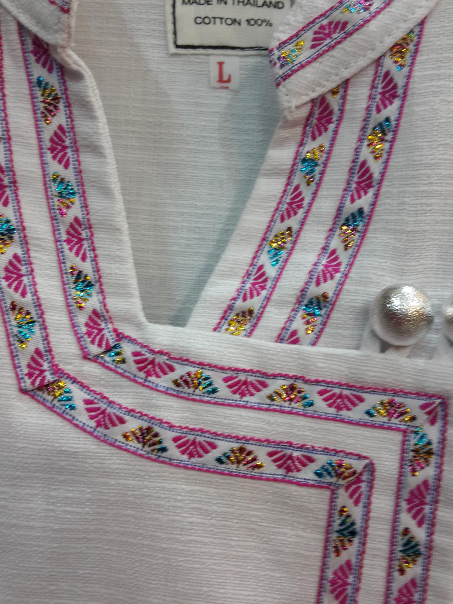 เสื้อผ้าไทยสีขาว เสื้อผ้าฝ้ายสีขาว เสื้อใส่ผ้าซิ่น เสื้อผ้าฝ้ายสีขาวคอจีนปีน แต่งผ้ากุ้นสีชมพู
