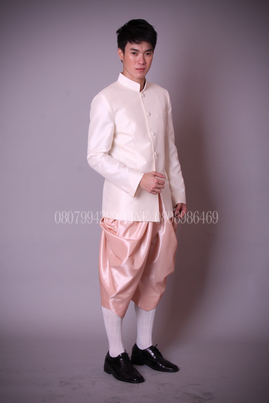 เสื้อสูทชายไหมแท้ เสื้อสูทชายไหมแท้สีครีมงาช้าง สูทผ้าไทยชายคอพระราชทาน สูทผ้าไหมชายคอพระราชทานสีครีมงาช้าง.ทั้งปลีกและส่ง