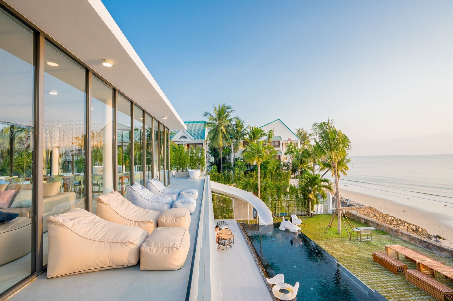 HR15060 บ้านพักติดทะเลชะอำ The Leon Beach Pool Villa Cha Am