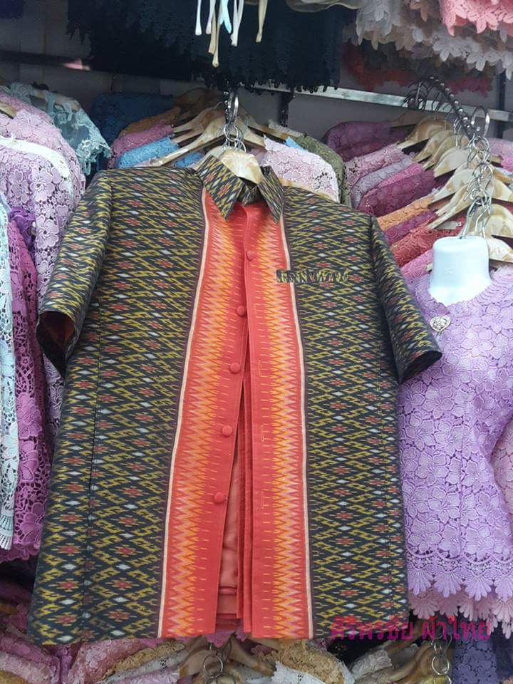 เสื้อสูทชายไหมแท้ลายมัดหมี่ตีนแดงทอ 5 สี เสื้อสูทชายไหมแท้ลายมัดหมี่ สูทผ้าไทยชาย ซาฟารีผ้าไหมชาย สูทผ้าไหมสีแดงเลือดนก4 ตะกรอ,สูทผ้าไทยสีแดงเลือดนก ซาฟารีชายวัยรุ่นสีแดง