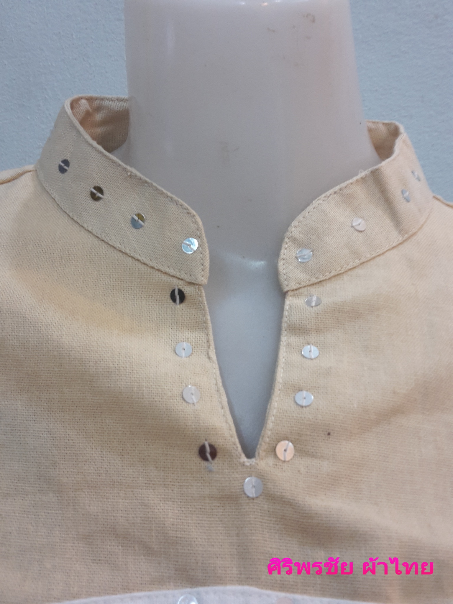 เสื้อผ้าไทยสีครีม เสื้อผ้าฝ้ายสีครีม เสื้อใส่ผ้าซิ่นสีครีม เสื้อผ้าฝ้ายสีครีมคอจีนซีฟหลัง