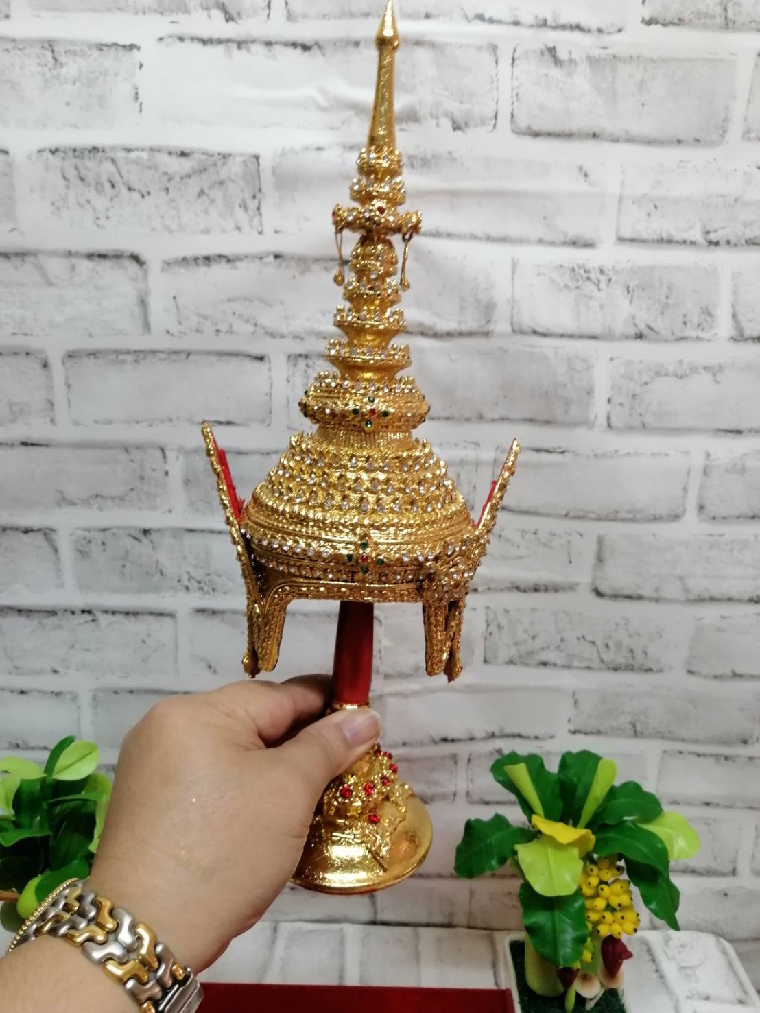 ชฎาพระ เกรดพรีเมี่ยม (ขนาดกว้าง 5 นิ้ว) พร้อมฐานตีลายประดับเพชร