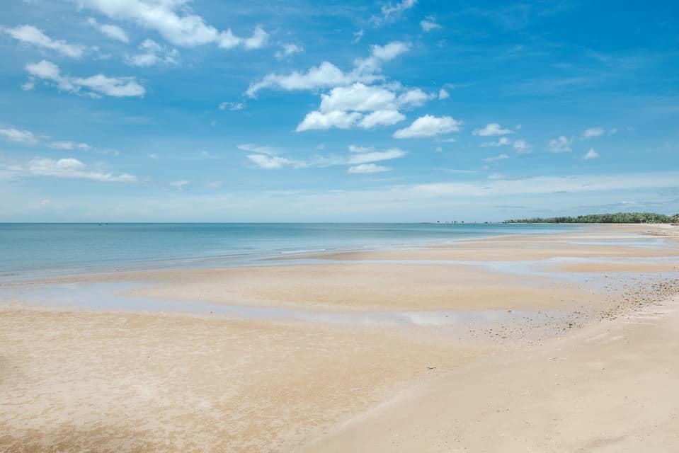 HR15042 บ้านพักติดทะเลหัวหิน The Sunny Beach Villa