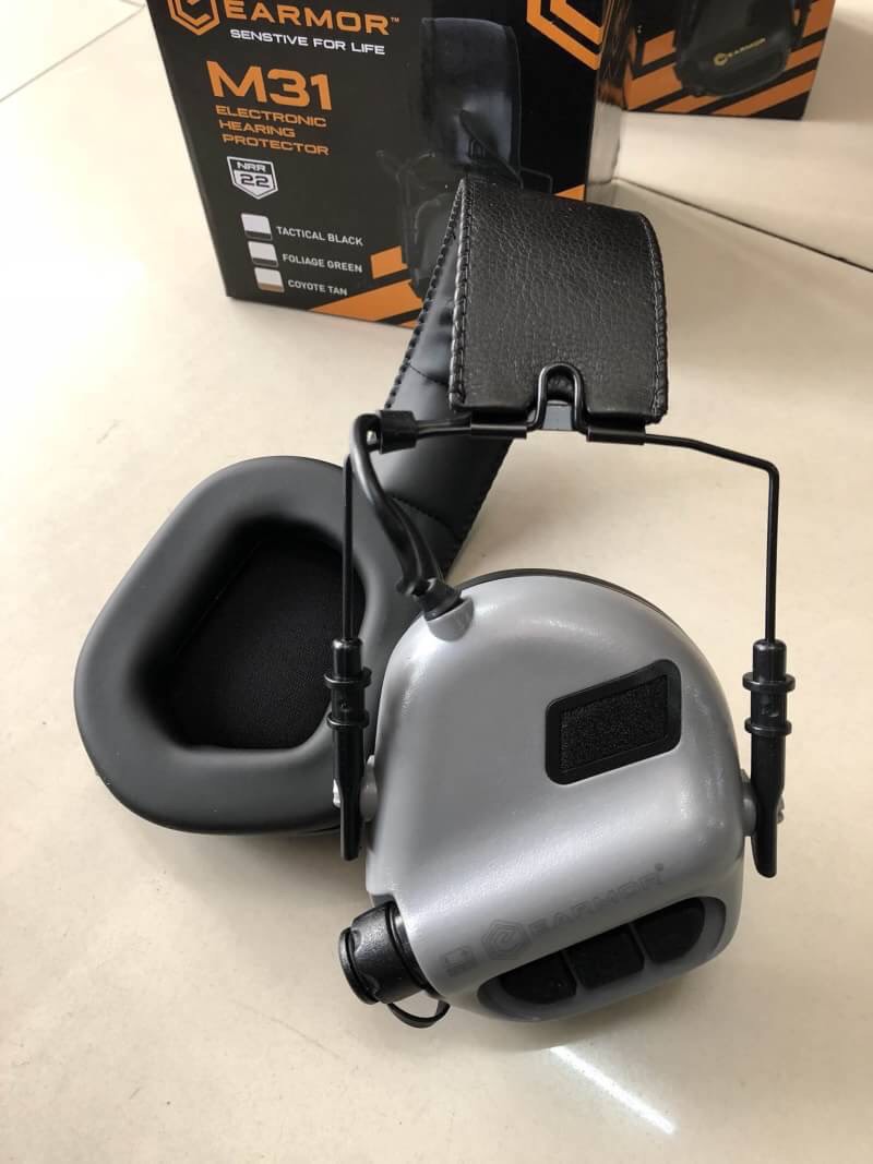 New.EARMOR/รุ่น M31 ปกป้องการได้ยินของคุณก่อนสายไป อุปกรณ์ครอบหูอิเล็กทรอนิกส์สำหรับนักกีฬายิงปืน - ลดเสียงปืน และช่วยขยายเสียงรอบข้างให้ดังขึ้น - ใช้แบตเตอรี่ AAA X 2 อายุการใช้งาน 350 ช.ม. - กันน้ำมาตรฐาน IPX5 - พร้อมการรับประกัน - พร้อมแจ๊ค 3.5mm เชื่อ
