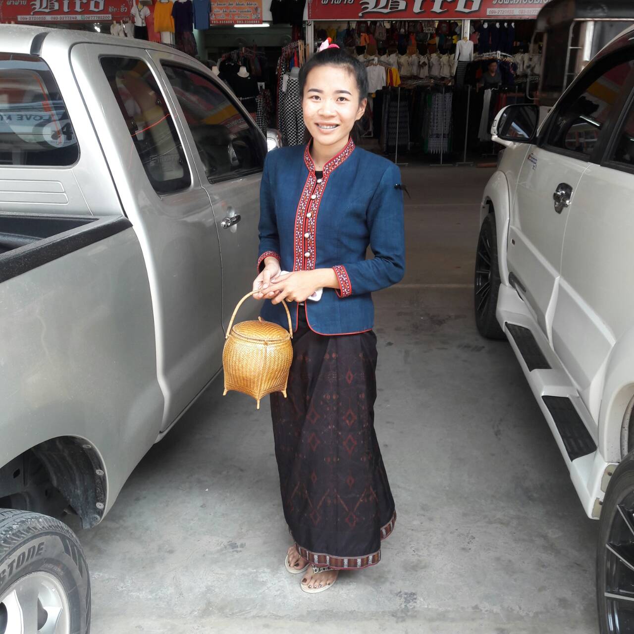 เสื้อผ้าไทยผ้าพื้นเมืองสีครามสไตน์อิสาน เสื้อผ้าฝ้ายแต่งผ้าขลิบลายและปักผ้า เสื้อผ้าพื้นเมืองแต่งแถบกุ้นสไตน์อิสาน