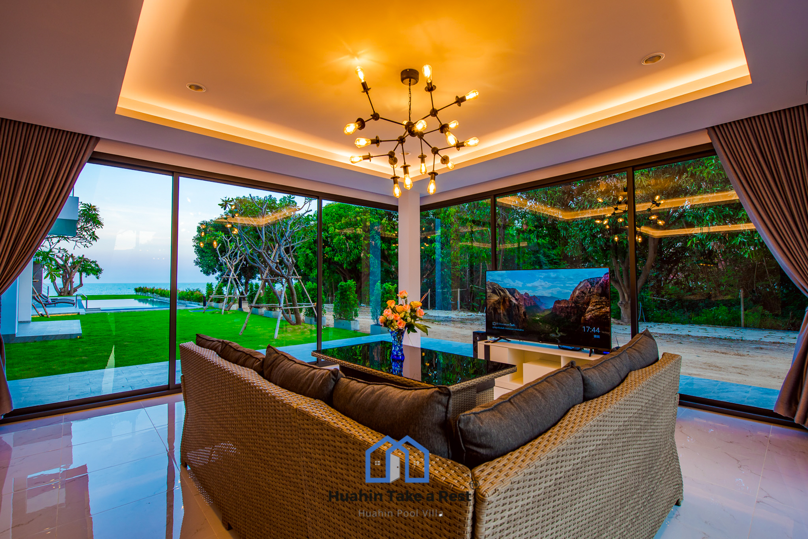 HR15039 บ้านพักติดทะเลหัวหิน The Premium Beach Villa Hua Hin