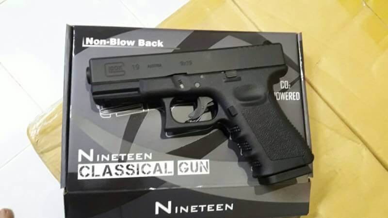 New.Classical Gun Glock19 ระบบแก๊ส Co2 แรง 5xx fps ใช้ลูกกระสุนขนาด 6mm ไม่มีโบวแบล็ค หรือดึงสไลค์ไม่ได้ จึงเป็นที่มาของความแรงปืน และทนทานกว่า ปืนสั้น Co2 ที่มีโบวแบล็คทั่วไป ตัวปืนถอดแบบจากปืนจริง ทั้งขนาดและน้ำหนัก สไลด์โลหะ โครงไนลอน Nylon มีการทวงน้ำ