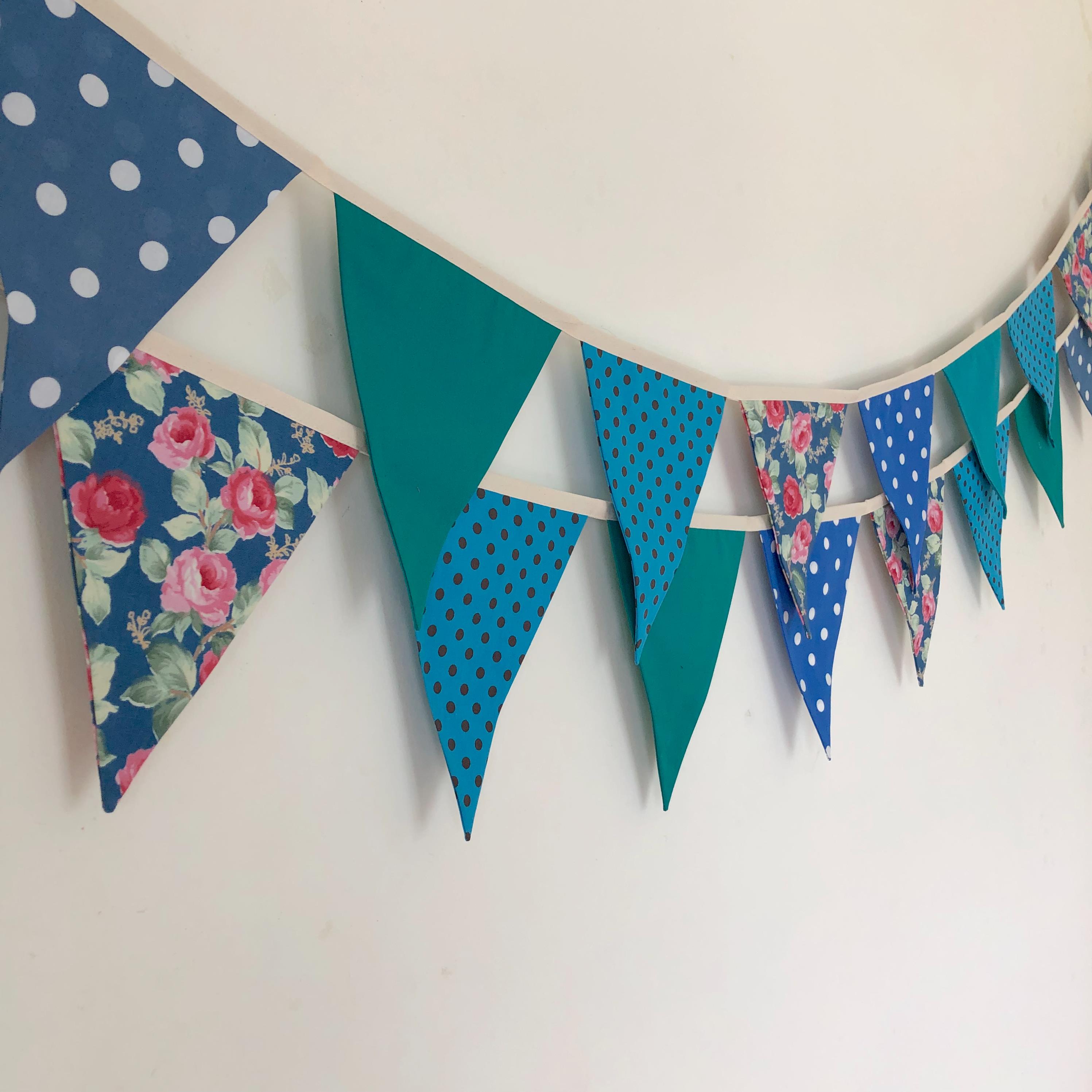 ธงผ้าโทนสีน้ำเงิน /ดอกไม้