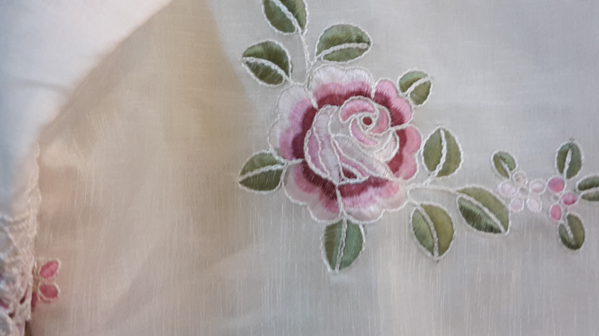 เสื้อลินินสีครีมอ่อนแต่งลูกไม้ฉลุ เสื้อผ้าไทยทูโทนสีครีมอ่อนน่ารัก จับแมทเสื้อผ้าได้ง่ายทั้งกางเกง กางเกง หรือผ้าถุงไทย