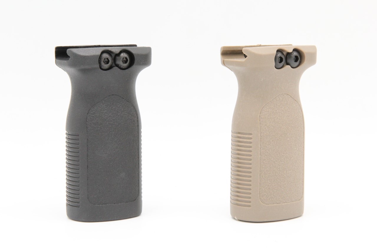 กริ๊ปมือหน้า Magpul รุ่น RVG คุณสมบัติ : #สำหรับติดชุดหน้าระบบPicatinny(ราง20mm.) #ขนาดพอดีมือกระทัดรัด มี2สีให้เลือก #สีดำ #สีทราย