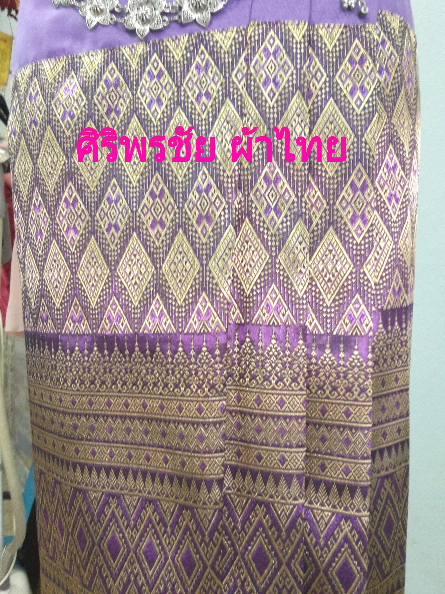 ผ้าถุงฝ้ายสำเร็จรูป กระโปรงผ้าไทยสำเร็จรูปแต่งจีบแบบป้ายเลื่อนตะขอ สีม่วงเมทอลลิค