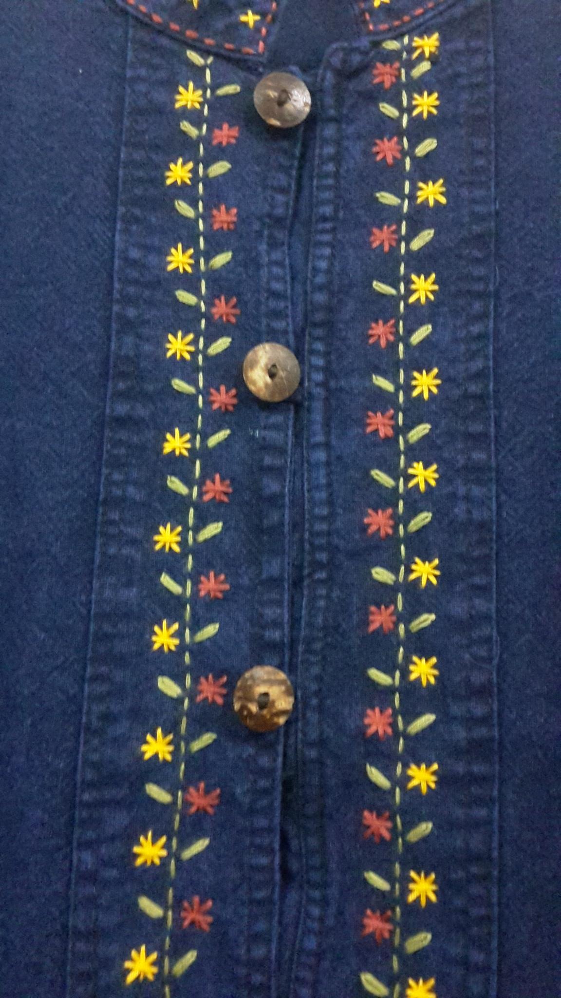 เสื้อชายผ้าฝ้าย เสื้อชายผ้าไทย เสื้อผ้าฝ้ายภูไท เสื้อผ้าฝ้ายสีกรมท่าแต่งผ้า ปักดอกด้นมือ