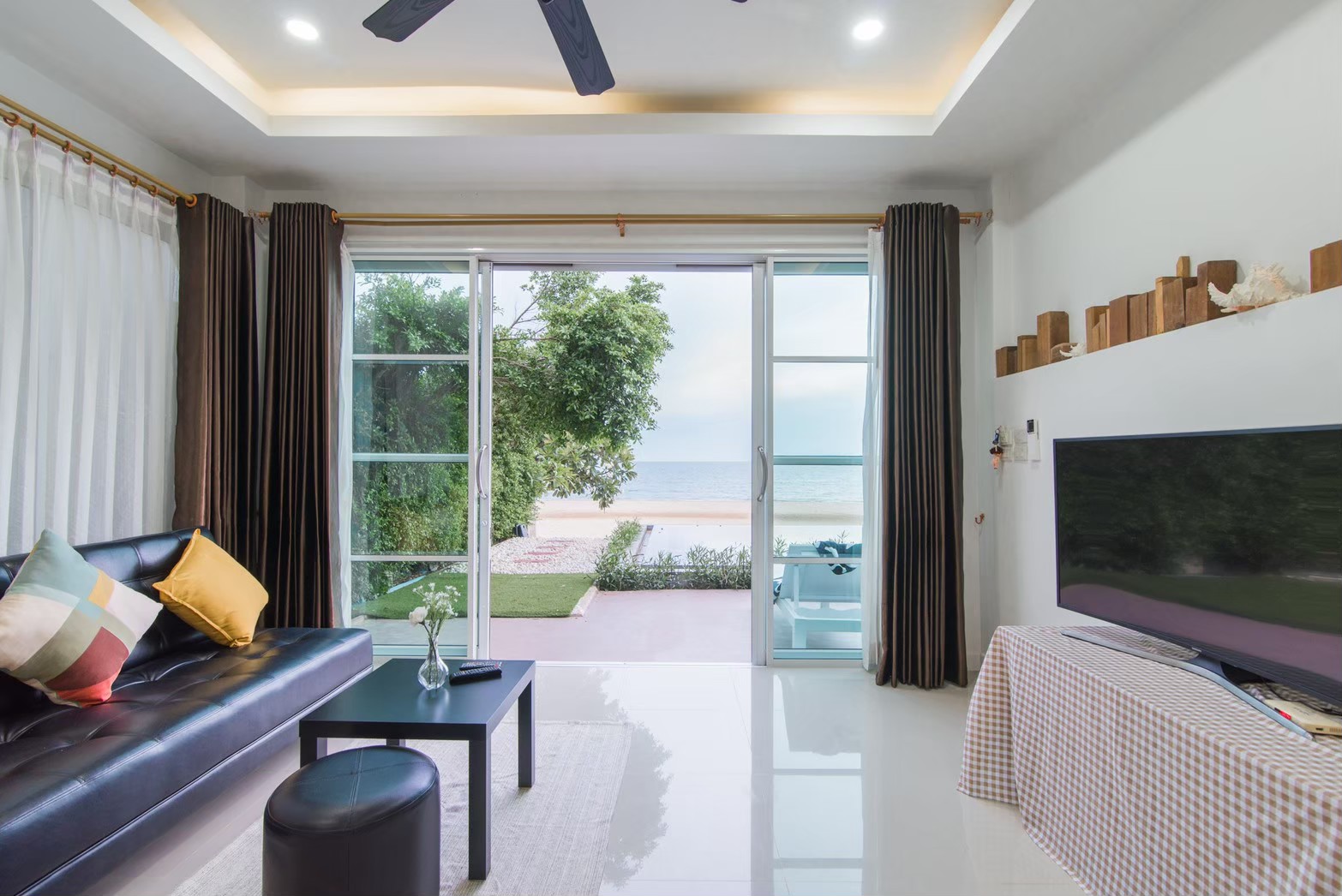 HR15045 บ้านพักติดทะเล The Moon Beach Villa