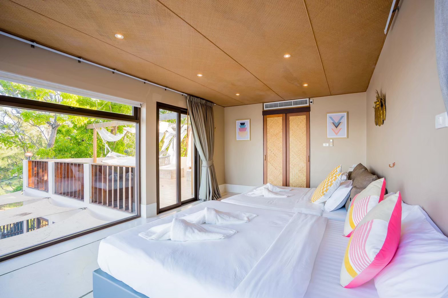 HR15064 บ้านพักติดทะเล The Ocean Beach Villa, Sam Roi Yod.