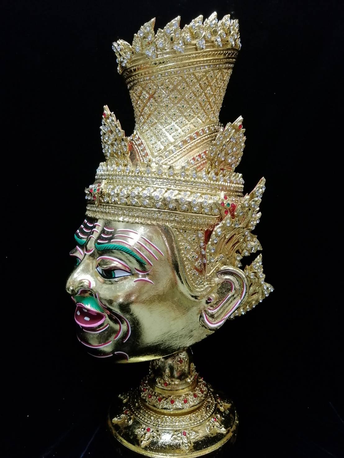 เศียรครู พ่อแก่ ขนาดครอบ งานละเอียด ประดับเพชรชวารอคกี้ พร้อมฐานปิดทอง