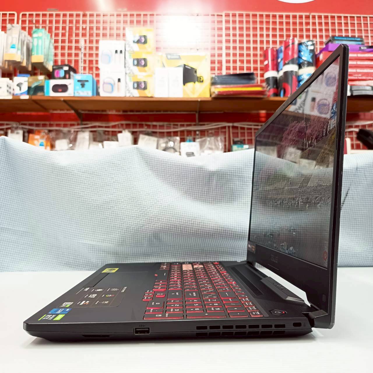 ASUS TUF GAMING F15 FX506HCB-HN245W สภาพเครื่อง 85% ติดฟิล์มกันรอยหน้าจอแล้ว