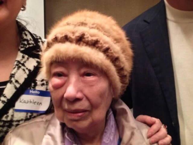 C-013INSTANTLY AGELESS (อินสแตนลี่ เอจเลส) ลดถุงใต้ตา ลดริ้วรอยร่องรอยลึกใต้ตา ลดความหมองคล้ำ กระชับผิวหนังรอบดวงตา