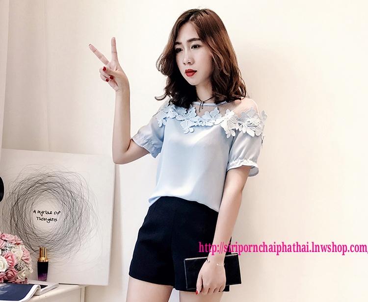 เสื้อทำงานชีฟองเกาหลีสีฟ้าอ่อนแต่งผ้าลูกไม้ตาข่าย เสื้อชีฟองเกาหลีแต่งลูกไม้ เสื้อทำงานเกาหลีคอแต่งโบว์ เสื้อสมัครงาน ชุดสมัครงาน เสื้อลูกไม้เกาหลีใส่กับผ้าถุง เสื้อลูกไม้จากจีนใส่กับผ้าซิ่น