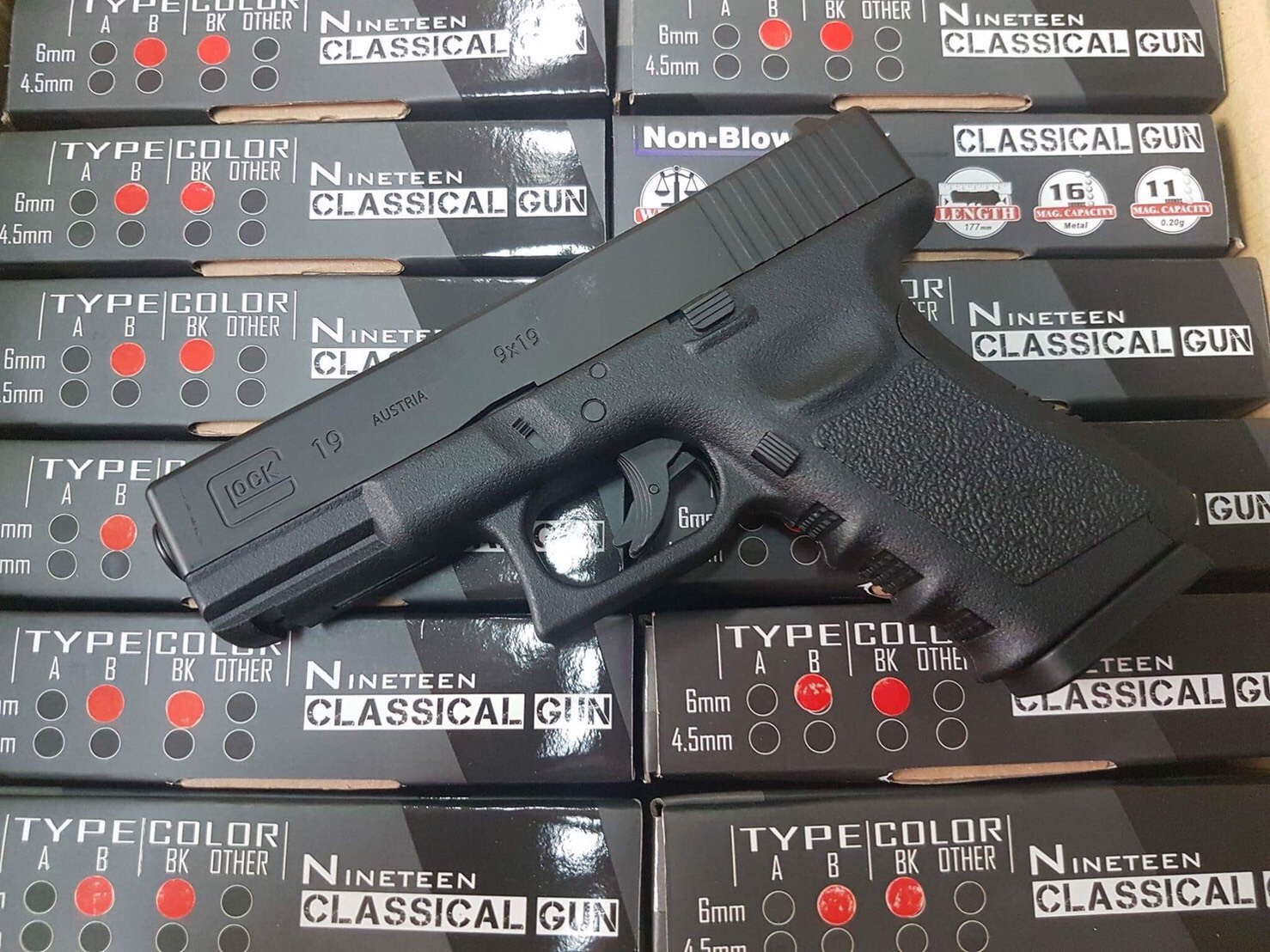 New.Classical Glock19 ปืนบีบีกัน ระบบแก๊ส Co2 แรง 590 fps ใช้ลูกกระสุนขนาด 6mm Classical Gun Glock19 FBI ปืนบีบีกัน ระบบแก๊สCo2 550-590 fps ใช้ลูกกระสุนขนาด 6mm ไม่มีโบวแบล็ค หรือดึงสไลค์ไม่ได้ จึงเป็นที่มาของความแรงปืน และทนทานกว่า ปืนสั้น Co2 ที่มีโบวแบ