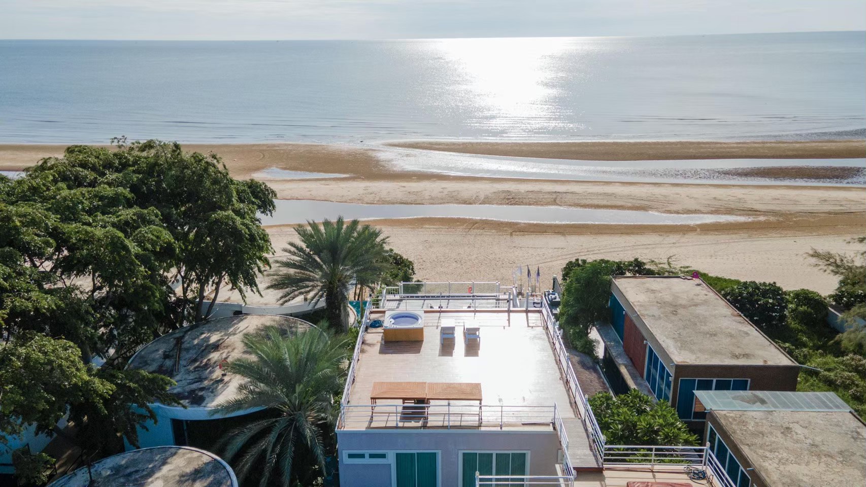 HR15045 บ้านพักติดทะเล The Moon Beach Villa