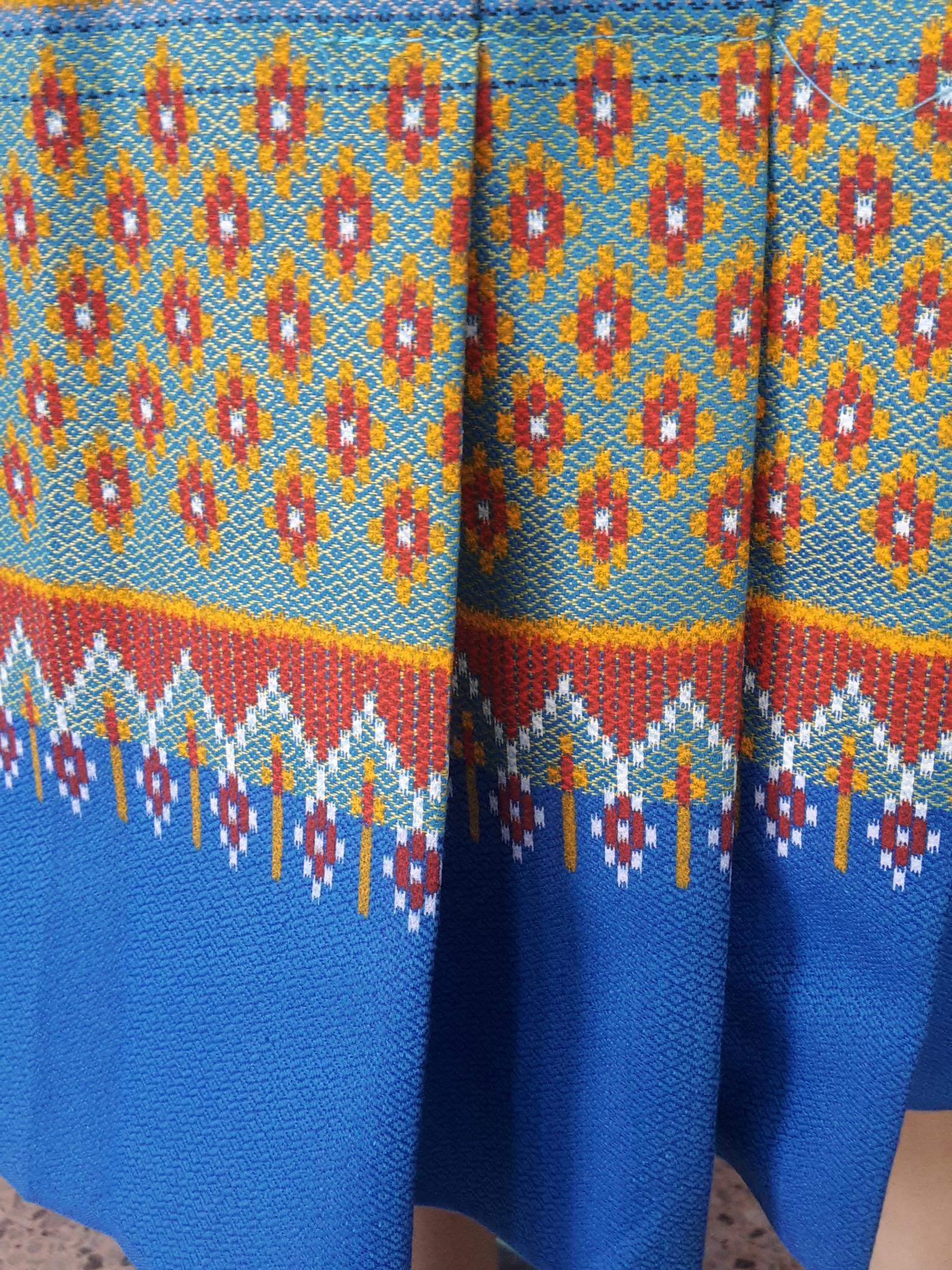 ผ้าซิ่นสำเร็จรูปผ้าซิ่นผ้าฝ้ายสีฟ้า แบบป้ายแต่ง 3 จีบกระดุมกระลา ผ้าถุงสำเร็จรูปสีฟ้า ผ้ามัดหมี่ตีนแดงสำเร็จสำเร็จรูป