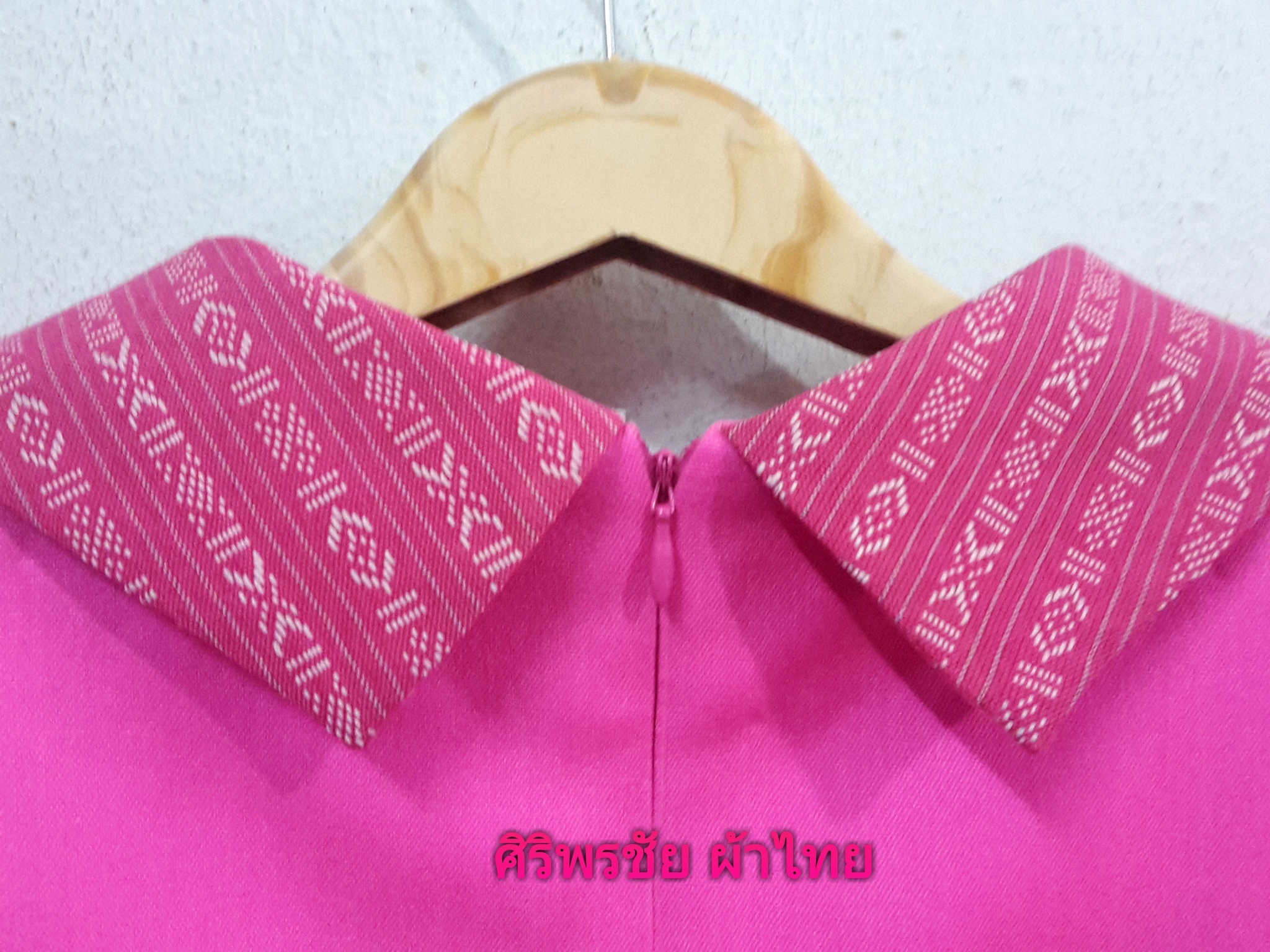 ชุดผ้าไทย ชุดผ้าไทยไหมแพรทอง ชุดผ้าไทยผ้าพื้นเมือง ชุดผ้าไทยไหมแพรทองแต่งลายบลูเบอร์รี่ ชุดทำงานผ้าไทยแต่งเอวเข็มขัด ชุดผ้าไทยใส่ไปงานแต่ง