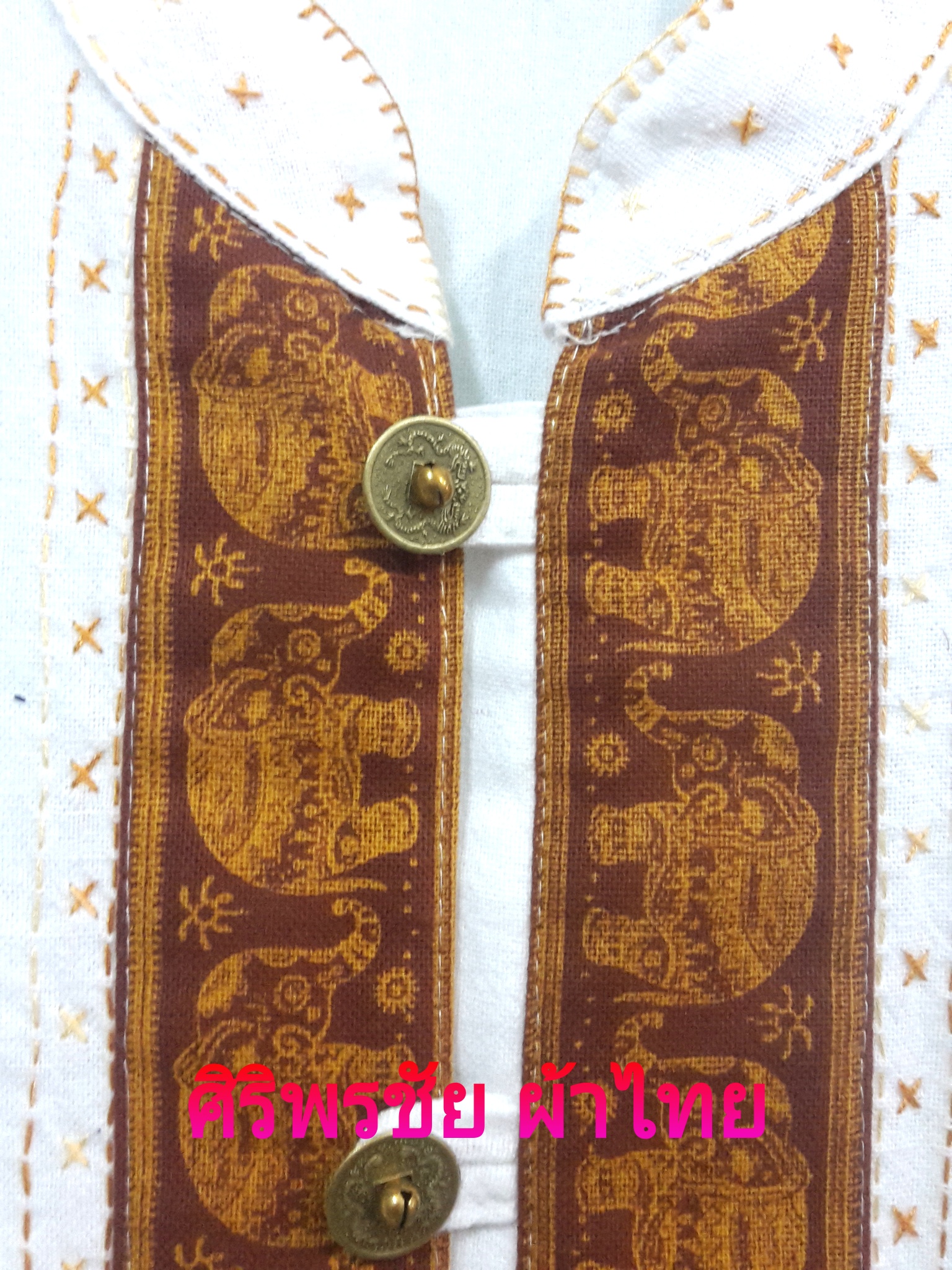 เสื้อผ้าไทยชายผ้าพื้นเมืองสีขาว เสื้อผ้าฝ้ายชายแต่งผ้าขลิบลายและปักผ้า เสื้อผ้าพื้นเมืองชายแต่งแถบกุ้นช้าง