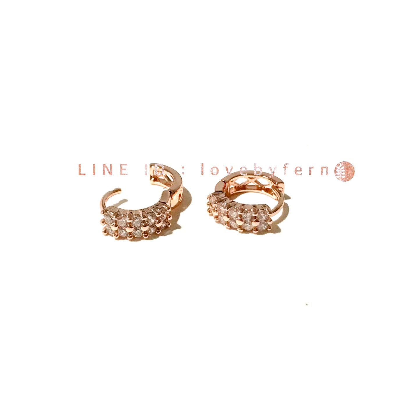 ต่างหูห่วงเล็ก 1 cm สีพิงค์โกลด์ เดินเพชรขาวใสแถวคู่หน้ากว้าง 3 mm เพชรเล่นไฟสวยวิบวับ ไร้สารนิเกิ้ลและตะกั่ว ไม่คันไม่ระคาย งานคุณภาพดีเกินราคา สีไม่ลอกไม่ดำ งานคลาสสิคใส่ได้ทุกโอกาสกาลค่ะ