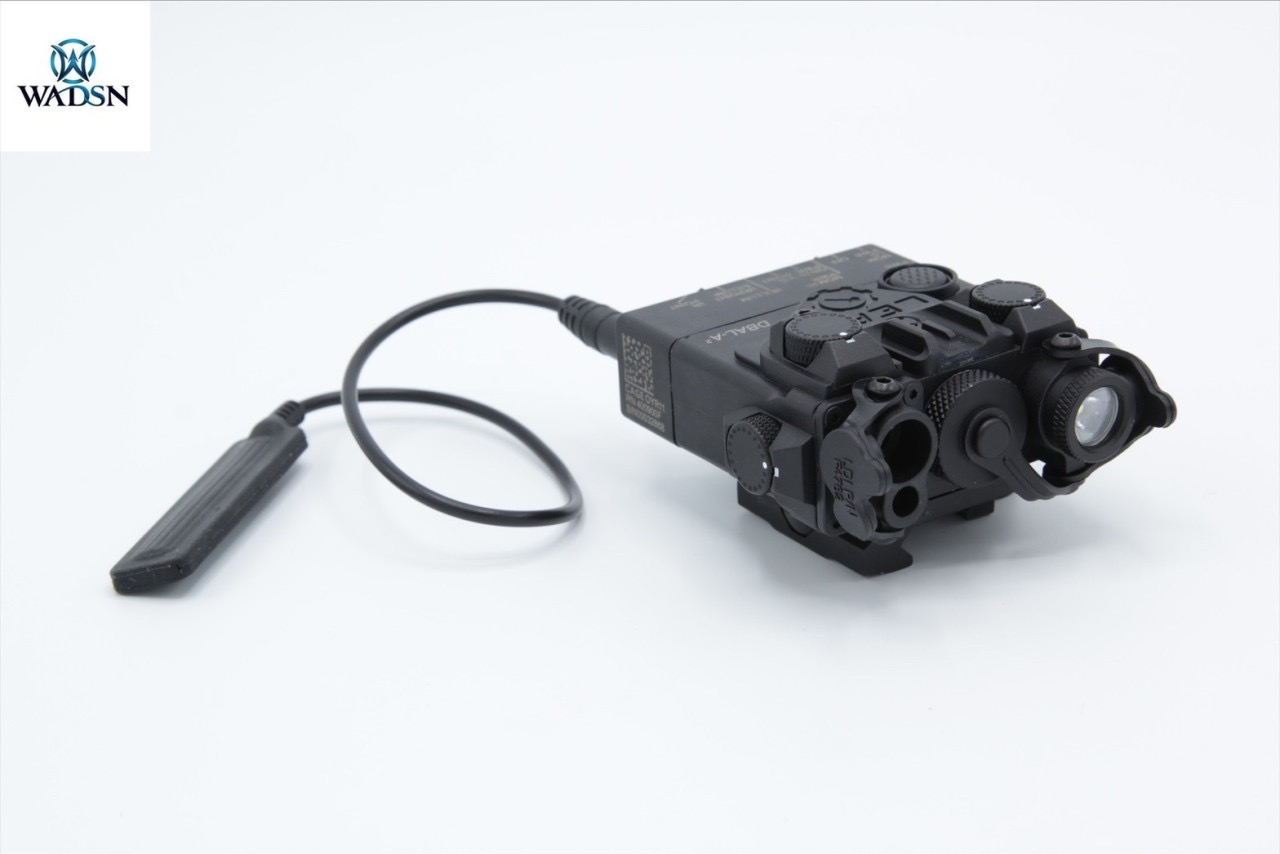 กล่องAN/PEQ-15A รุ่น DBAL-A2 ยี่ห้อ WADSN รุ่น บอดี้พลาสติก (Dual Beam Aiming Laser - Advanced2) ขนาด : กว้าง 7cm. ยาว 8.5cm. สูง 4.5cm. น้ำหนัก : 117 กรัม มี2รุ่นให้เลือก #รุ่นไฟฉาย และ เลเซอร์สีแดง #รุ่นไฟฉาย และ เลเซอร์สีเขียว คุณสบัติ : #บอดี้ทำจากโพล