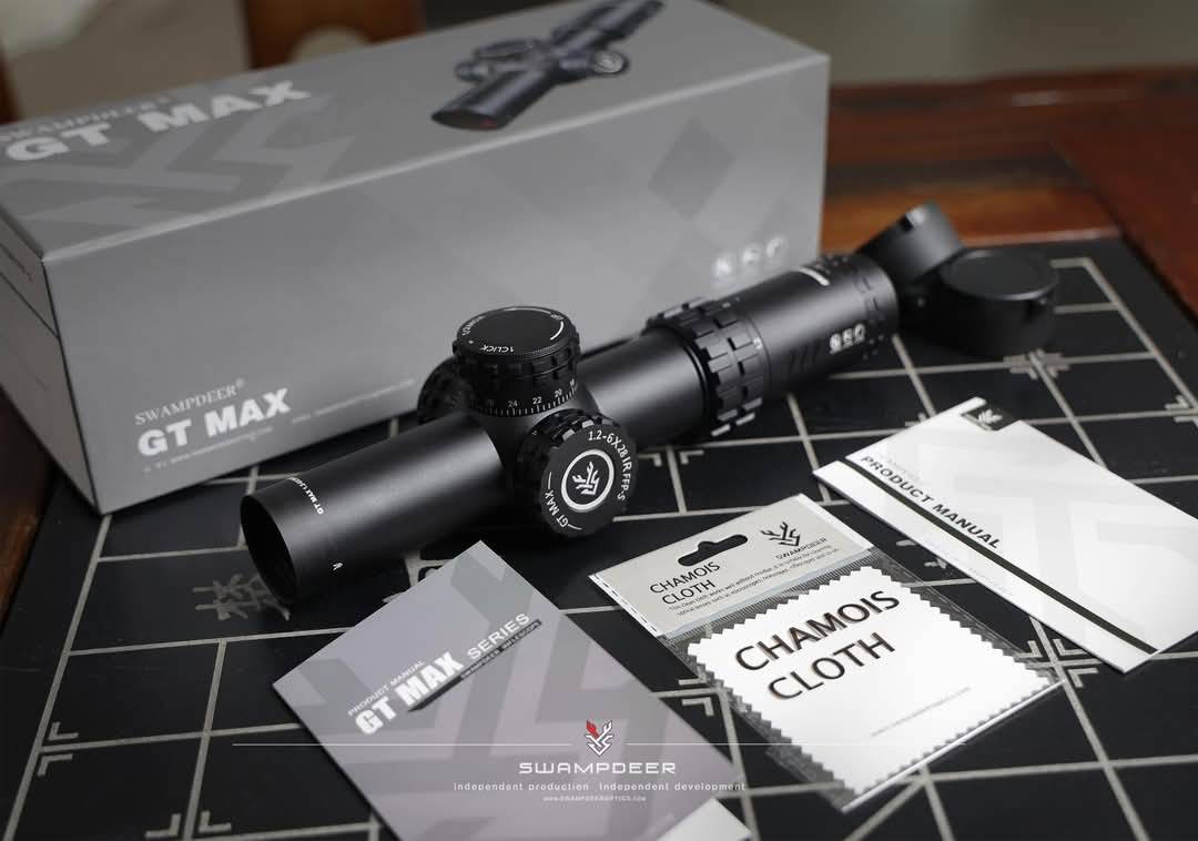 สโคป SWAMPDEER GT MAX 1.2-5x28IR FFP (34DK) สโคป คุณภาพดี ทนแรงรีคอยล์ กันน้ำ กันฝ้า กำลังขยาย 1.2x-6x SWAMPDEER GT MAX 1.2-6X28IR FFP PRODUCT PARAMETERS GT MAX 1.2-6X28IR FFP - s MAGNIFICATION :1.2X-6X FOCAL PLANE : FIRST FIELD OF VIEW :106.8FT(34.2M)-26