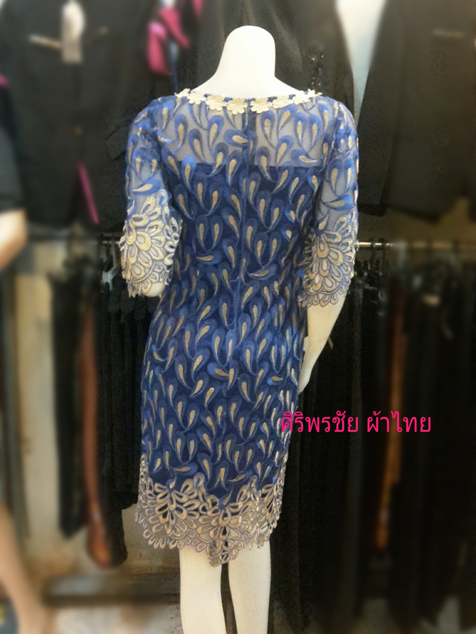 ชุดผ้าไทยสีน้ำเงิน ชุดแซกผ้าไทยลูกไม้ฝรั่งเศษ ชุดผ้าไทยผ้าพื้นเมือง ชุดผ้าลูกไม้นำเข้า เดรสลูกไม้ลายปีกนกยุง สำเนา