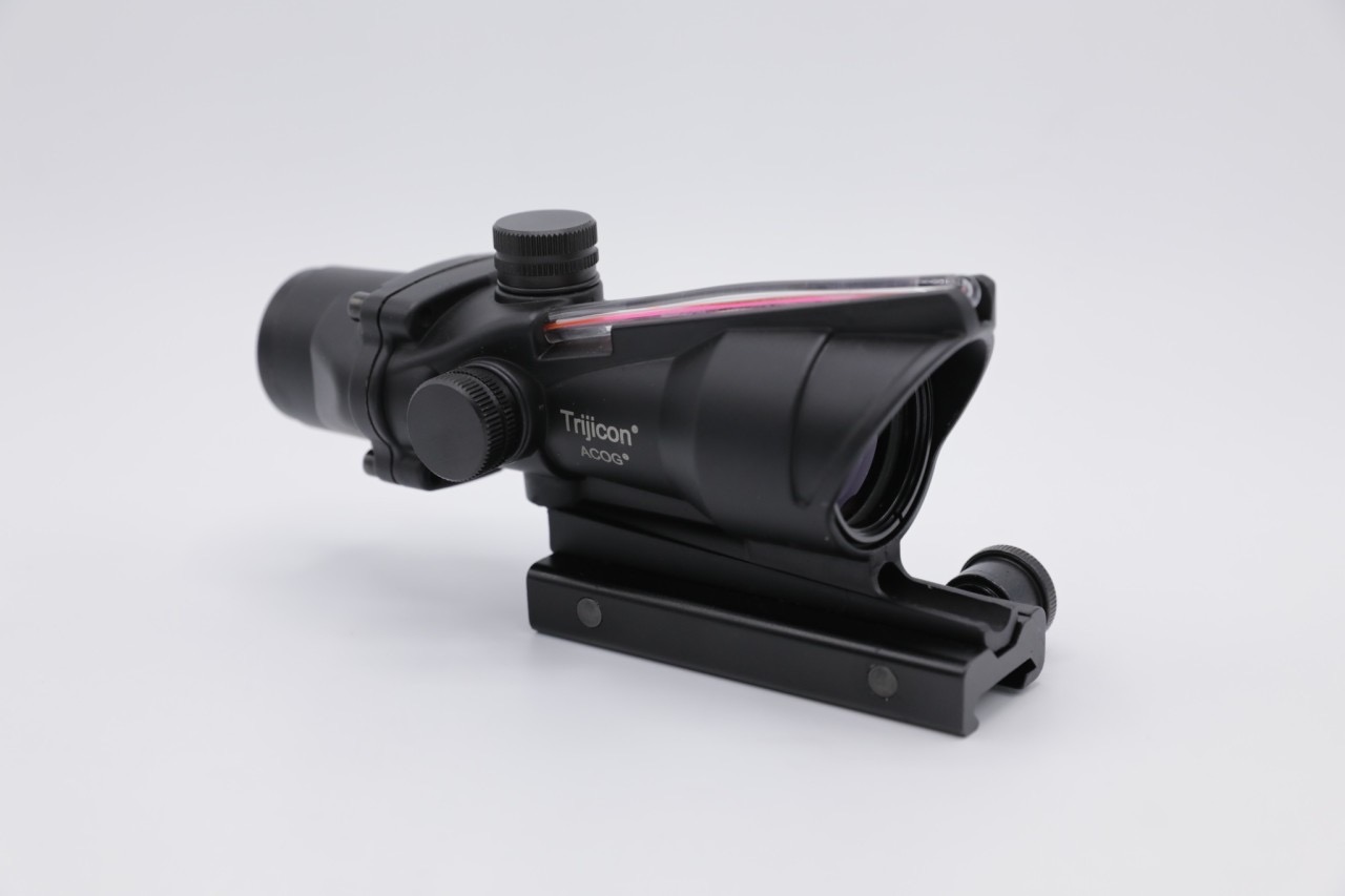 Scope ยี่ห้อ Trijicon รุ่น Acog 4x32 Red Fiber (Riflescopes) คุณสมบัติ : #สโคปกำลังขยาย4เท่าตายตัว หน้าเลนส์กว้าง32mm. #ทนแรงรีคอยไปดีเยี่ยม เหมาะใช้งานจริง #สโคปปรับใน #เป้าเล็งเป็นแบบลูกศร (Chevron Reticle) #ตัวเป้าเป็นสีแดง ใช้ความสว่างจากภายนอก ผ่านเส
