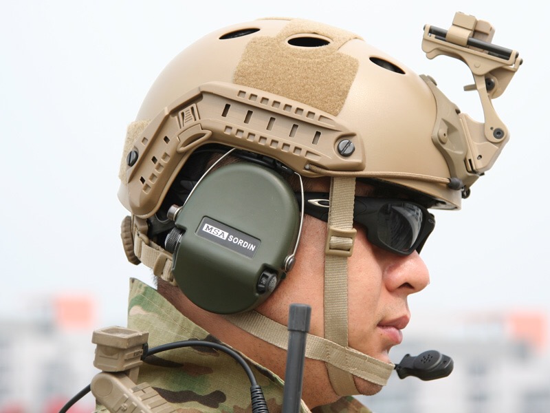 หมวกฟาสกระจก สีพื้น 1,500 สีพราง 1,700 บาท