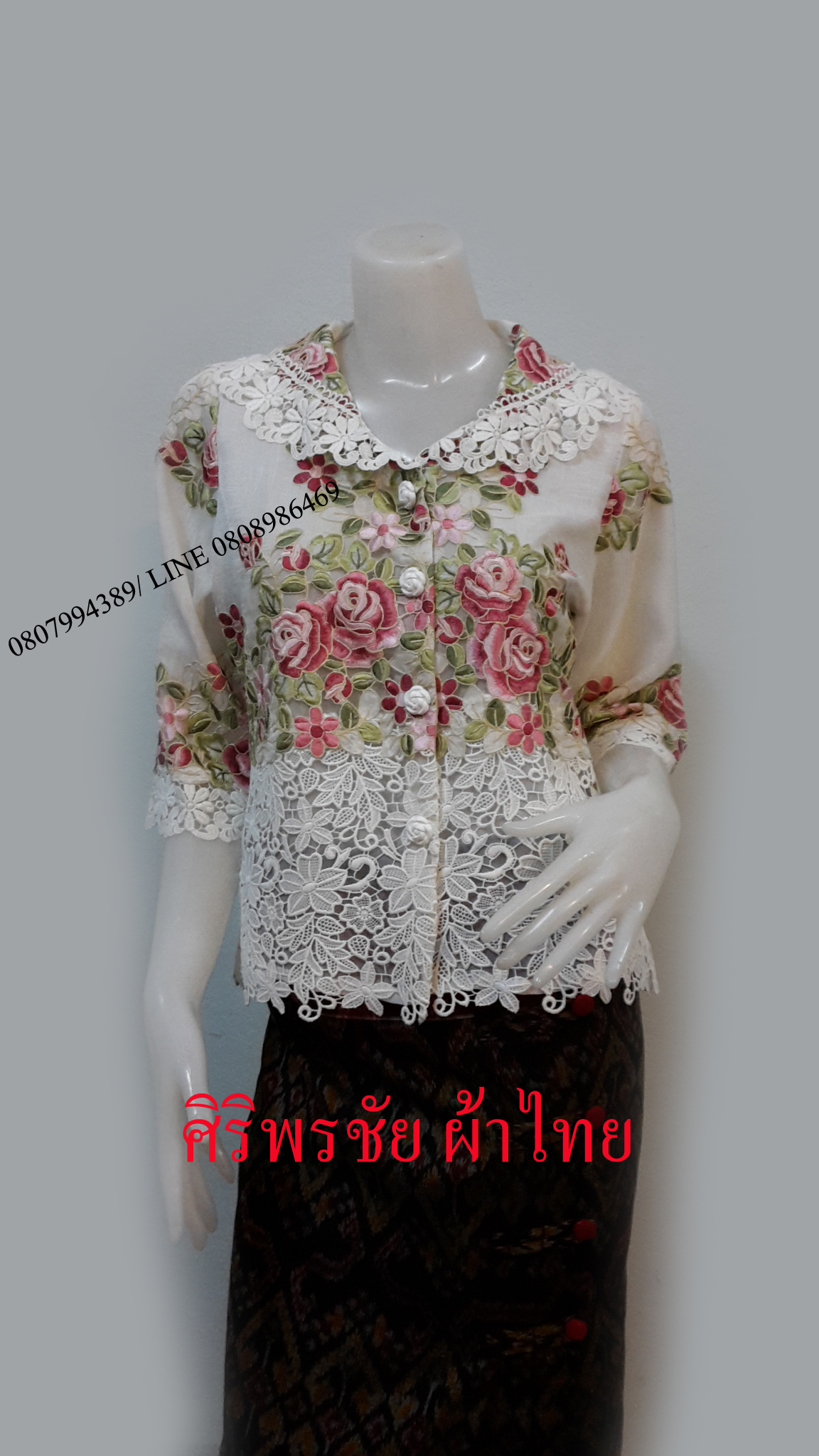 เสื้อลินินสีขาวแต่งลูกไม้ฉลุ เสื้อผ้าไทยทูโทนสีขาวน่ารัก จับแมทเสื้อผ้าได้ง่ายทั้งกางเกง กางเกง หรือผ้าถุงไทย