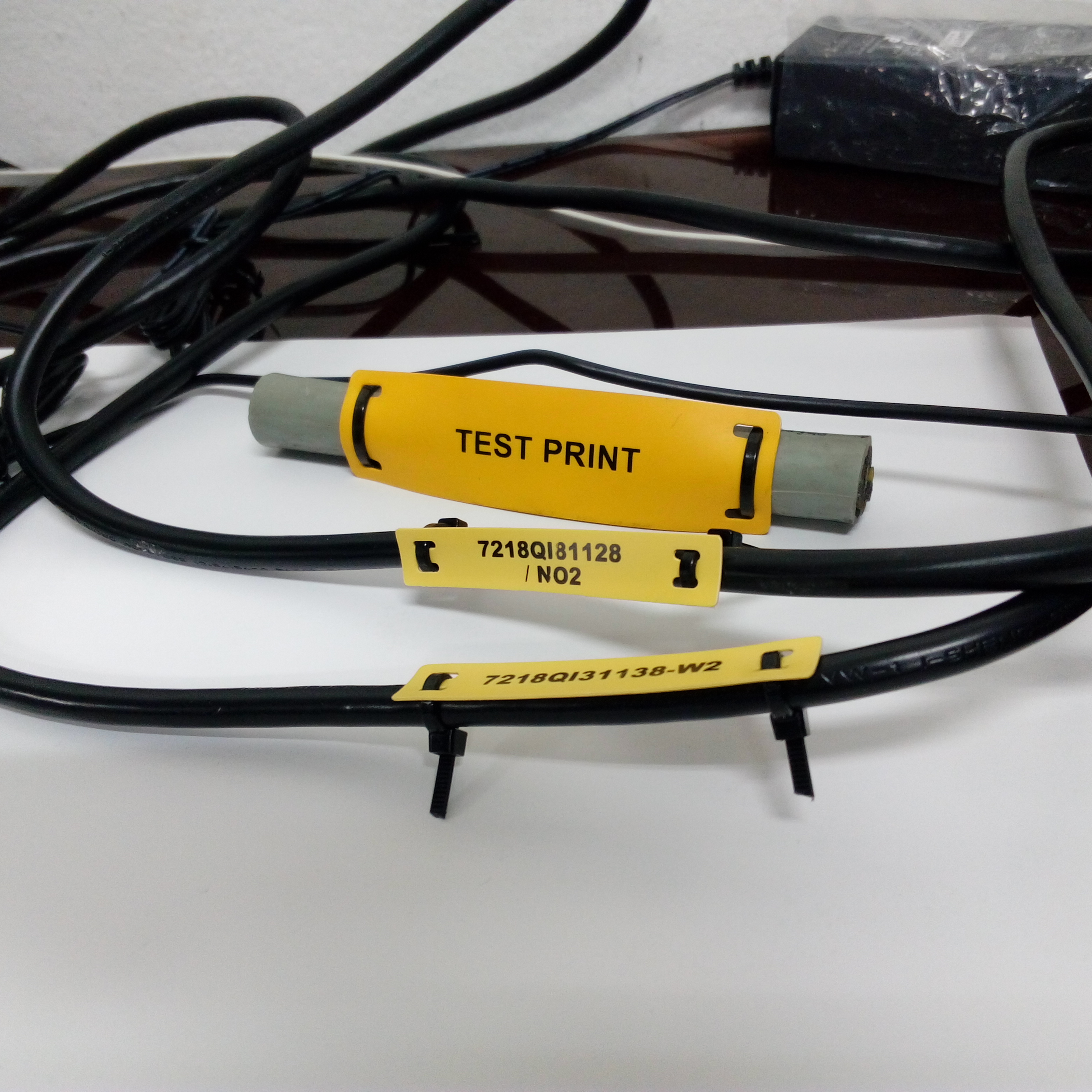 แท็กมาร์คสายไฟสีเหลือง,สีขาว 60x10 mm. Cable Marker ยี่ห้อ SUMITAG