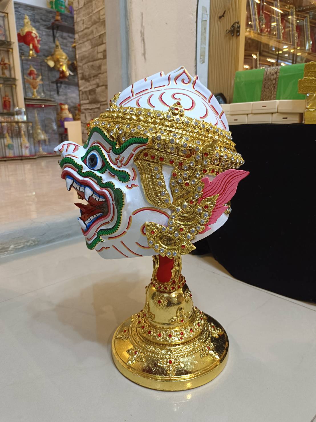 หนุมาน ขนาดสวมหัว พร้อมฐานไม้สีแดง