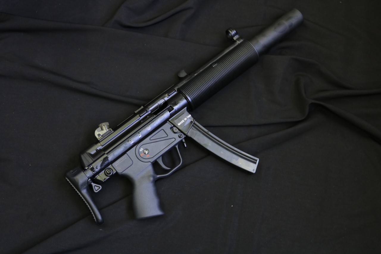 https://youtu.be/THbSOmYUHwo New.Umarex H&K MP5 SD3 Early Type GBBR V2 (Asia Edition) (by VFC) Product Brand: Umarex Product Code:VF2-LMP5SD3-BK02 Hop-Up:ADJUSTABLE Weight:3,264 g Length:620 mm Capacity:30 rds Power:400 fps (1.47 Joules) Power Source:Gree